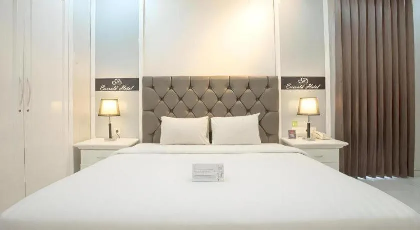 Bed in Life Emerald Hotel Surabaya