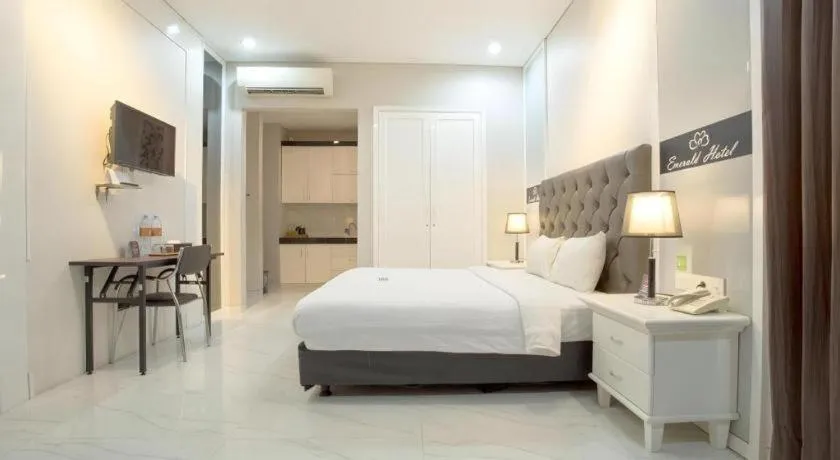 Bed in Life Emerald Hotel Surabaya