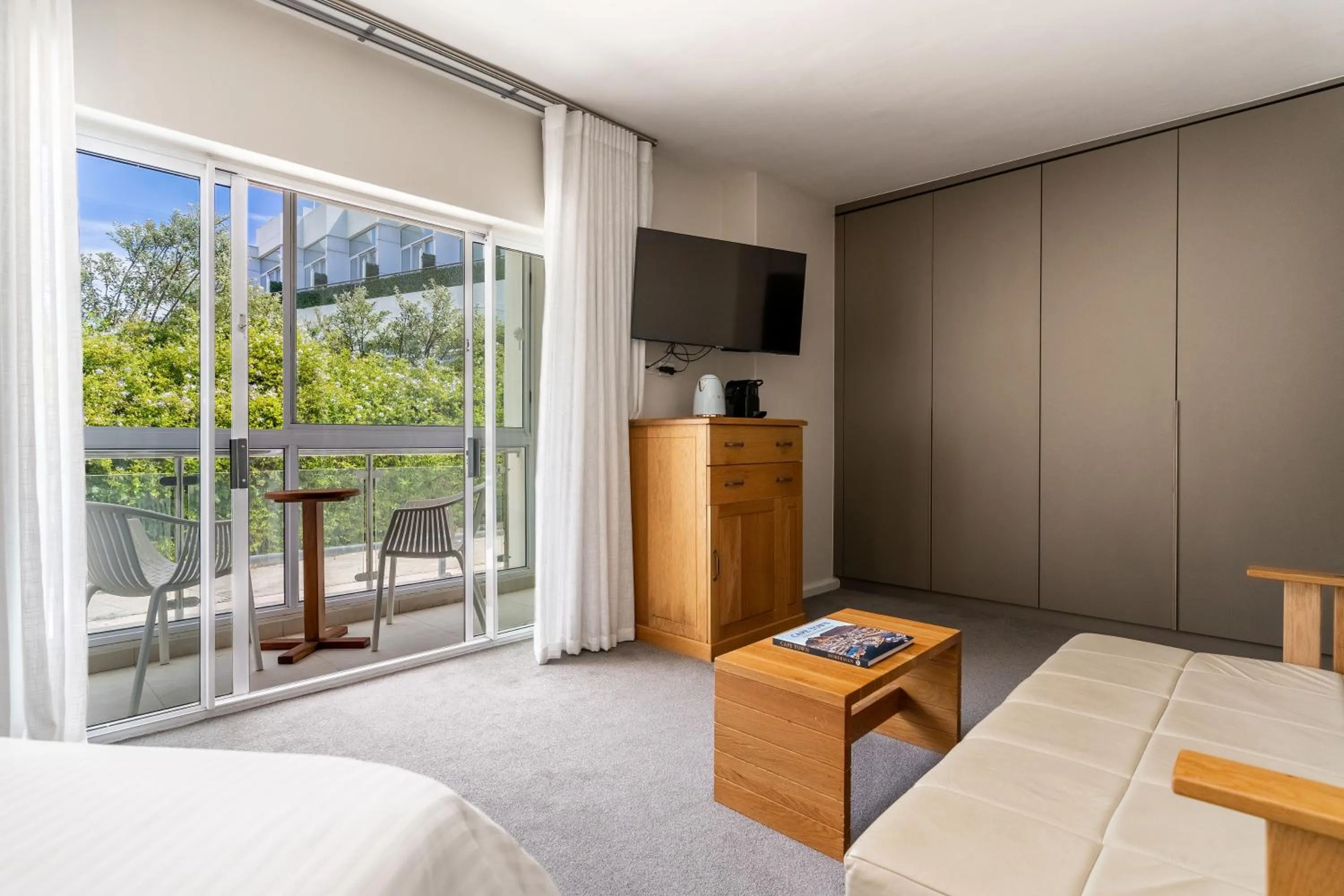 Seating area, Bed in The Bay Hotel