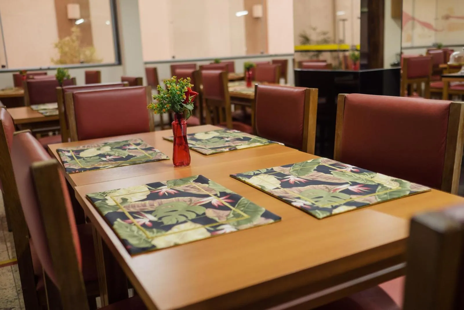 Restaurant/places to eat in Ibituruna Center Hotel