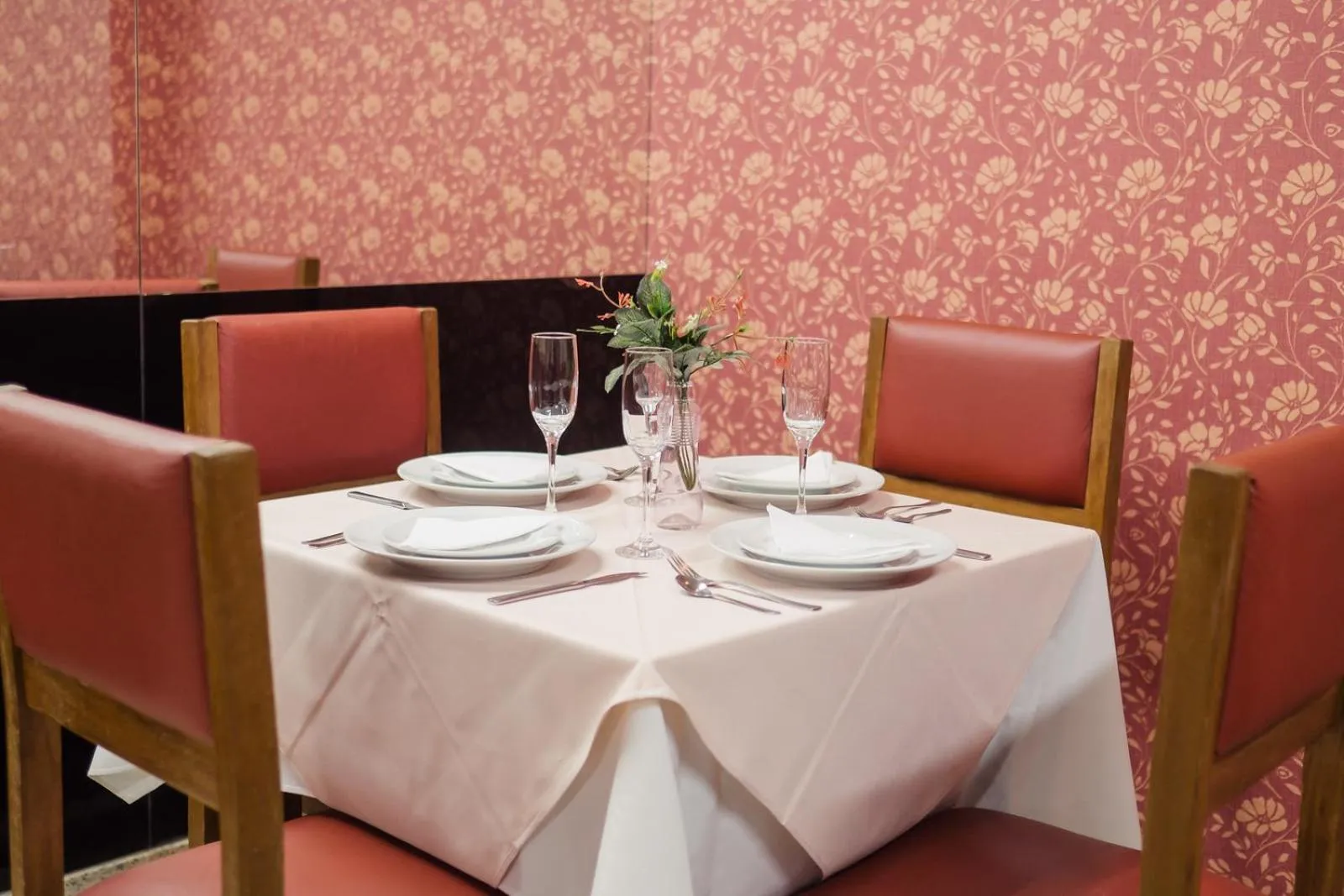 Restaurant/places to eat in Ibituruna Center Hotel