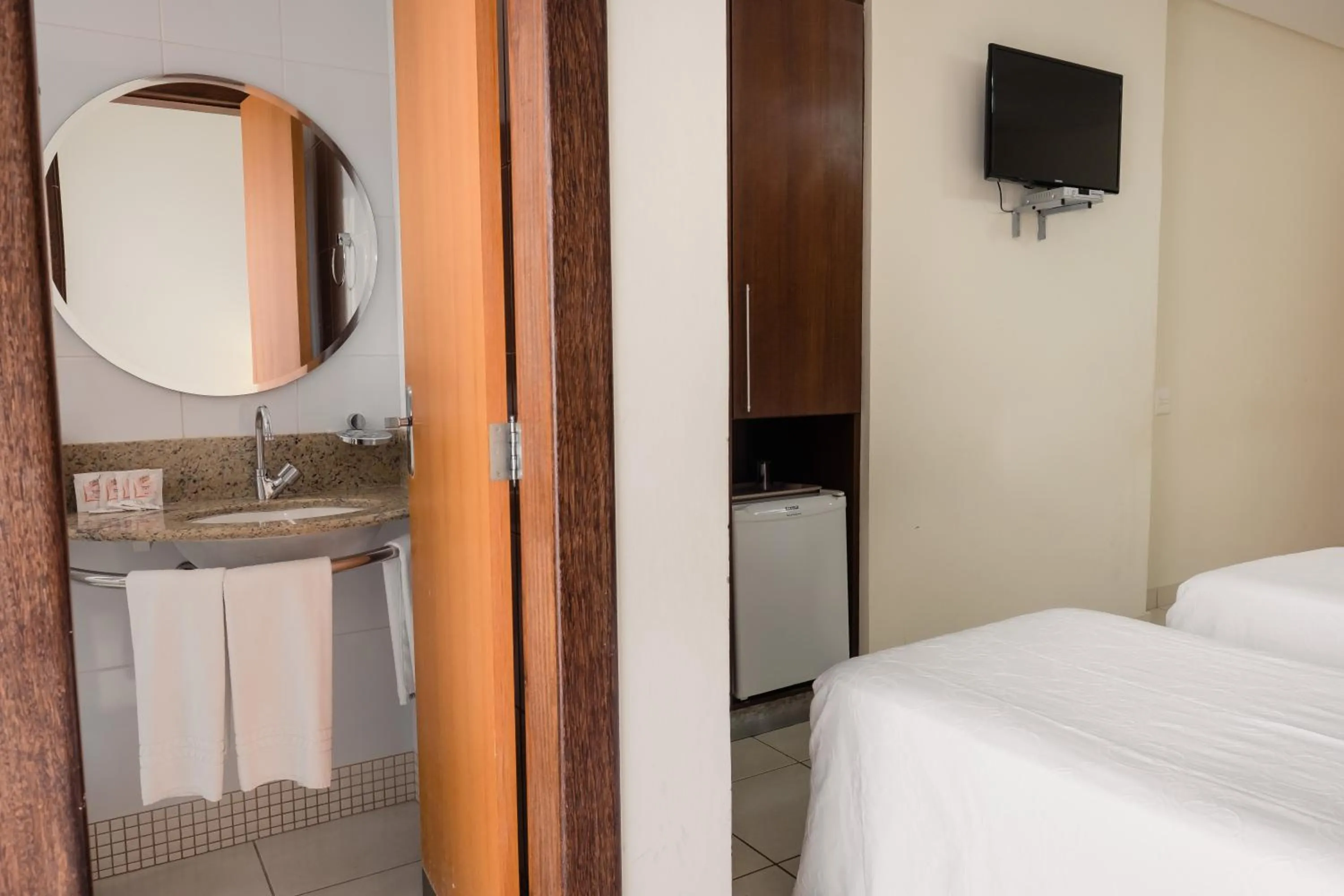 Bathroom, Bed in Ibituruna Center Hotel