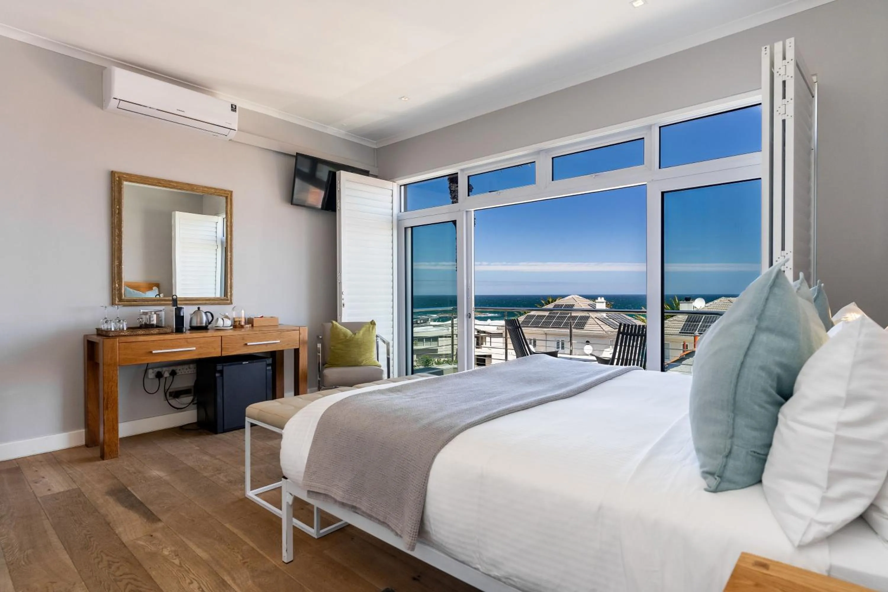 View (from property/room), Bed in Camps Bay Retreat Hotel