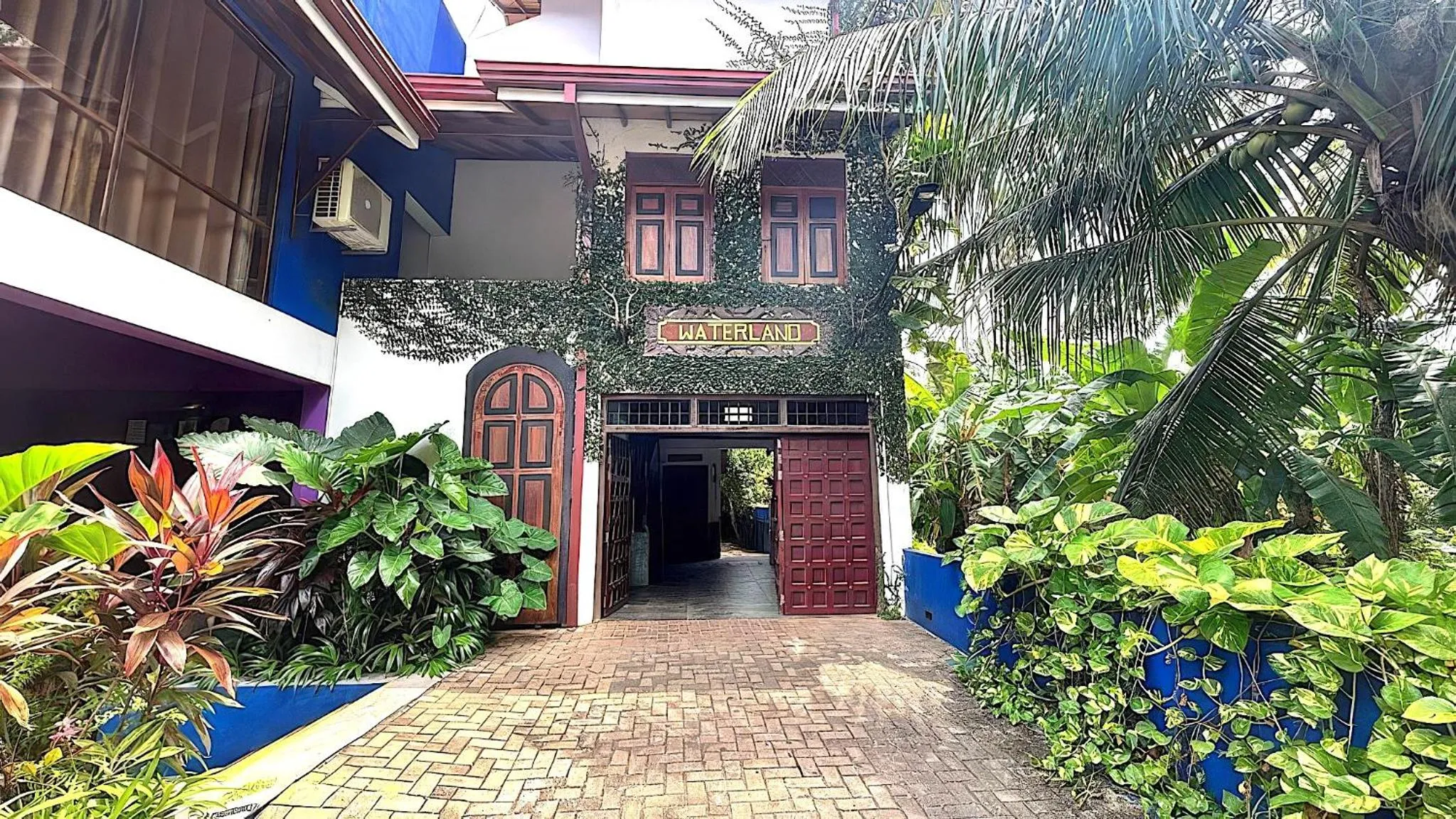 Facade/entrance in Waterland