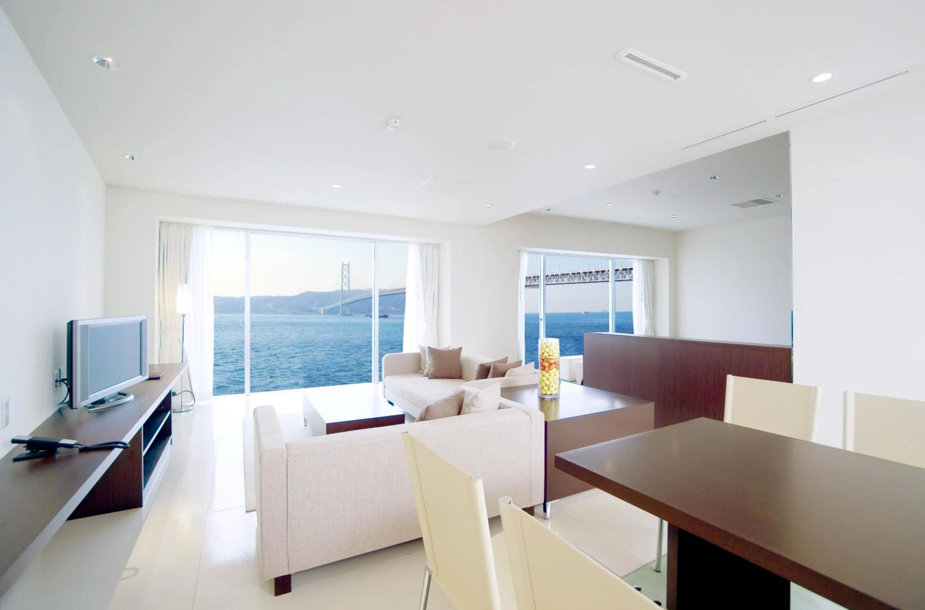 Communal lounge/ TV room in Hotel Setre Kobe Maiko