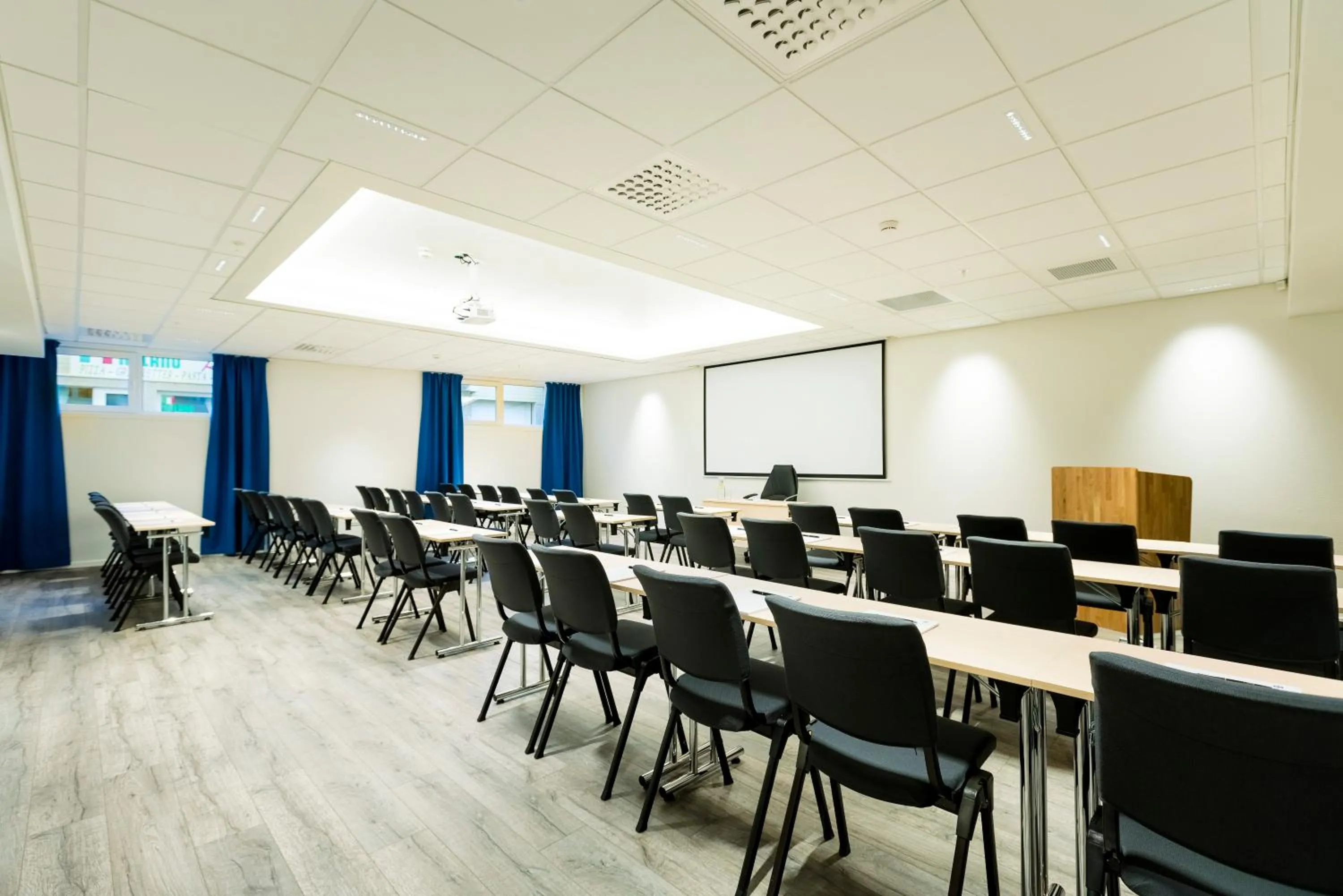 Meeting/conference room in Vestnes Fjordhotell