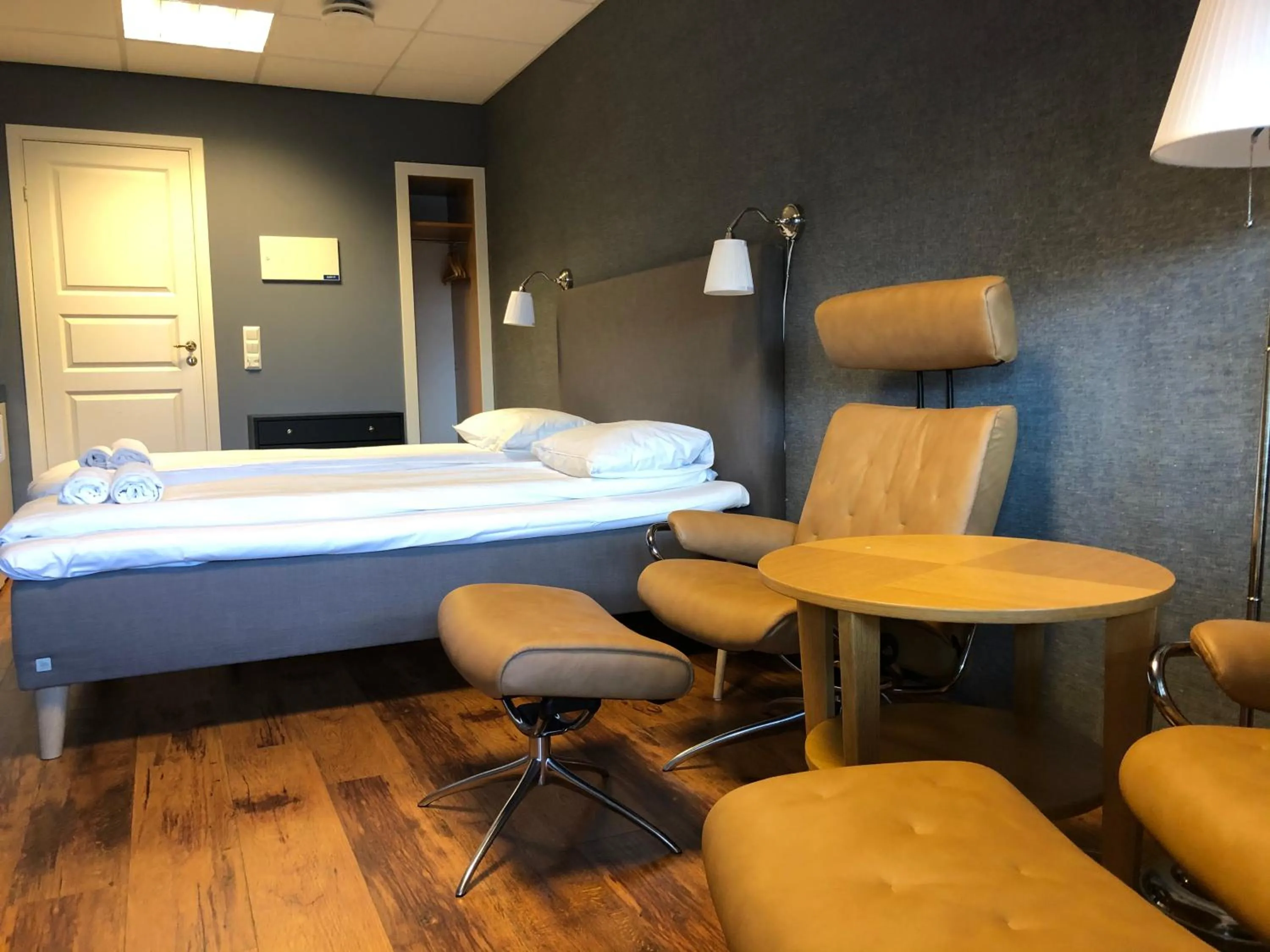 Photo of the whole room, Bed in Vestnes Fjordhotell