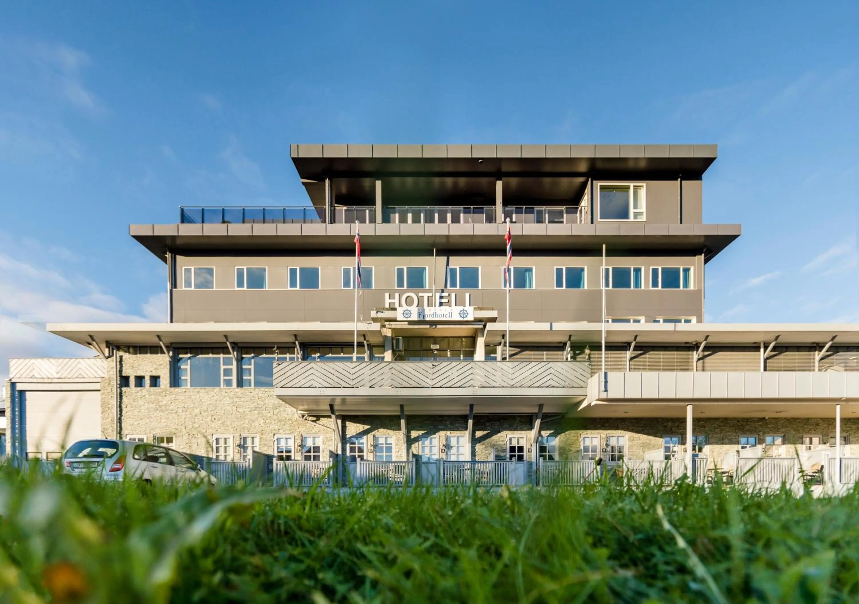 Facade/entrance in Vestnes Fjordhotell