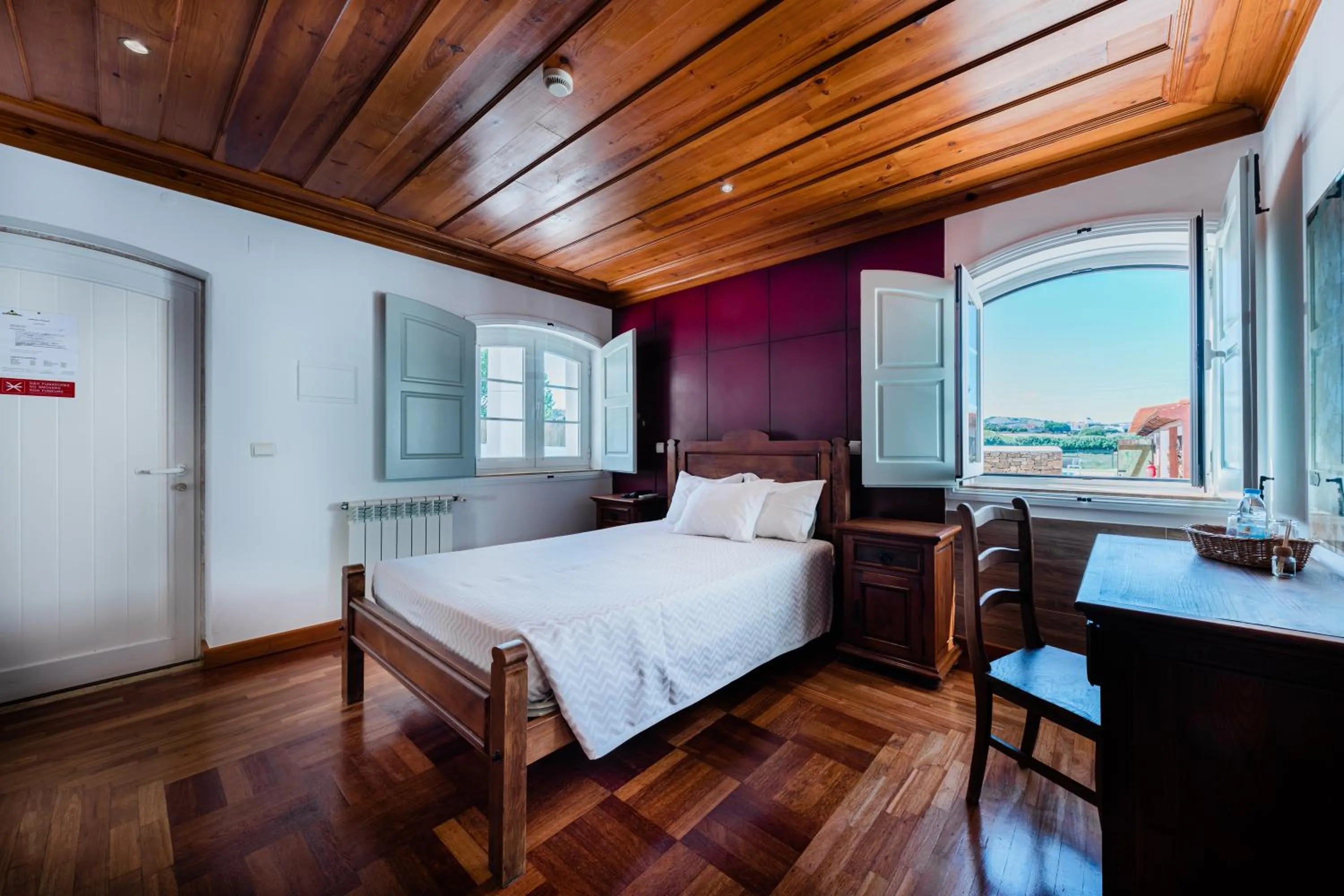 Shower, Bed in Pátio da Figueira