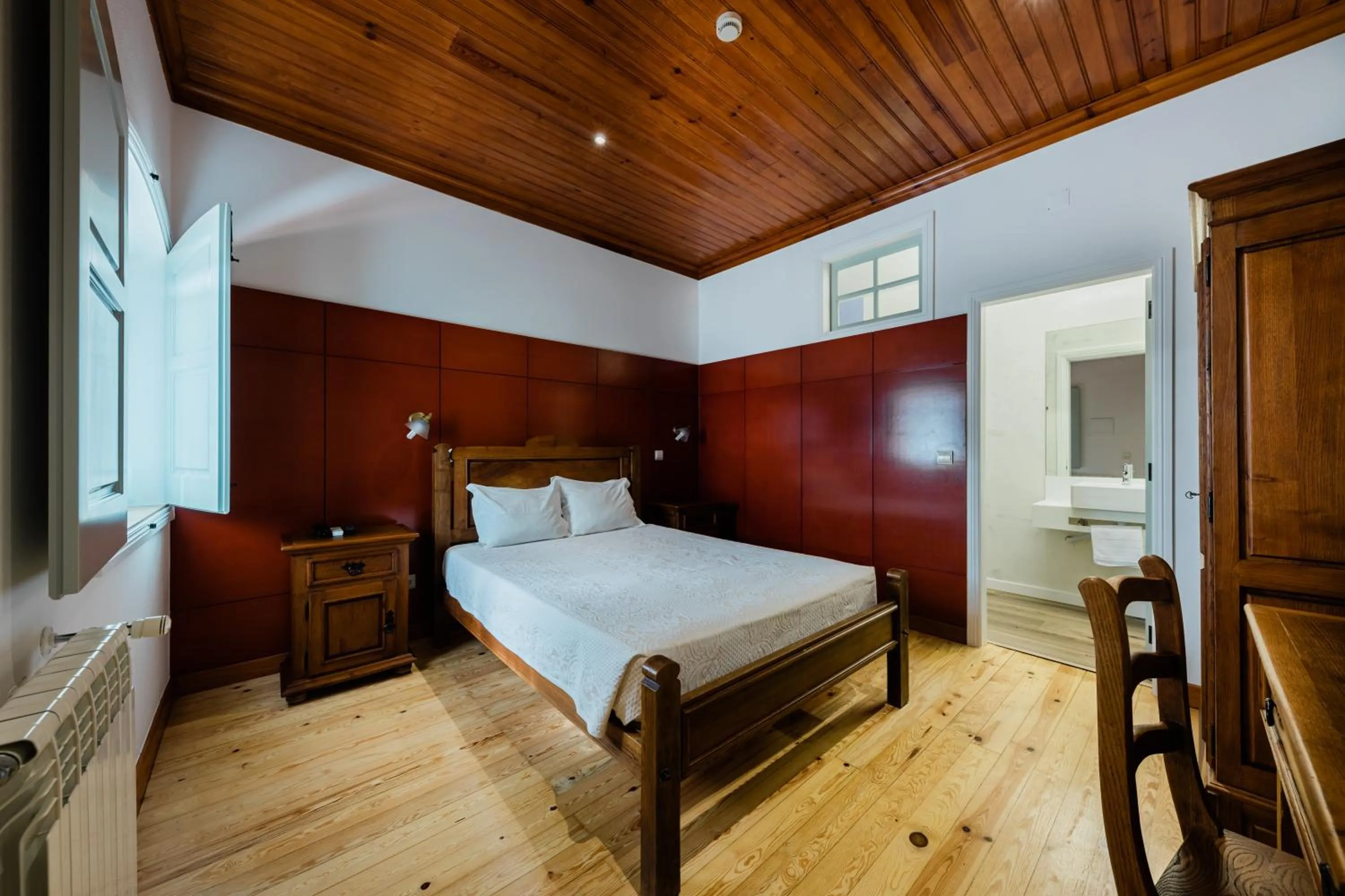 Shower, Bed in Pátio da Figueira