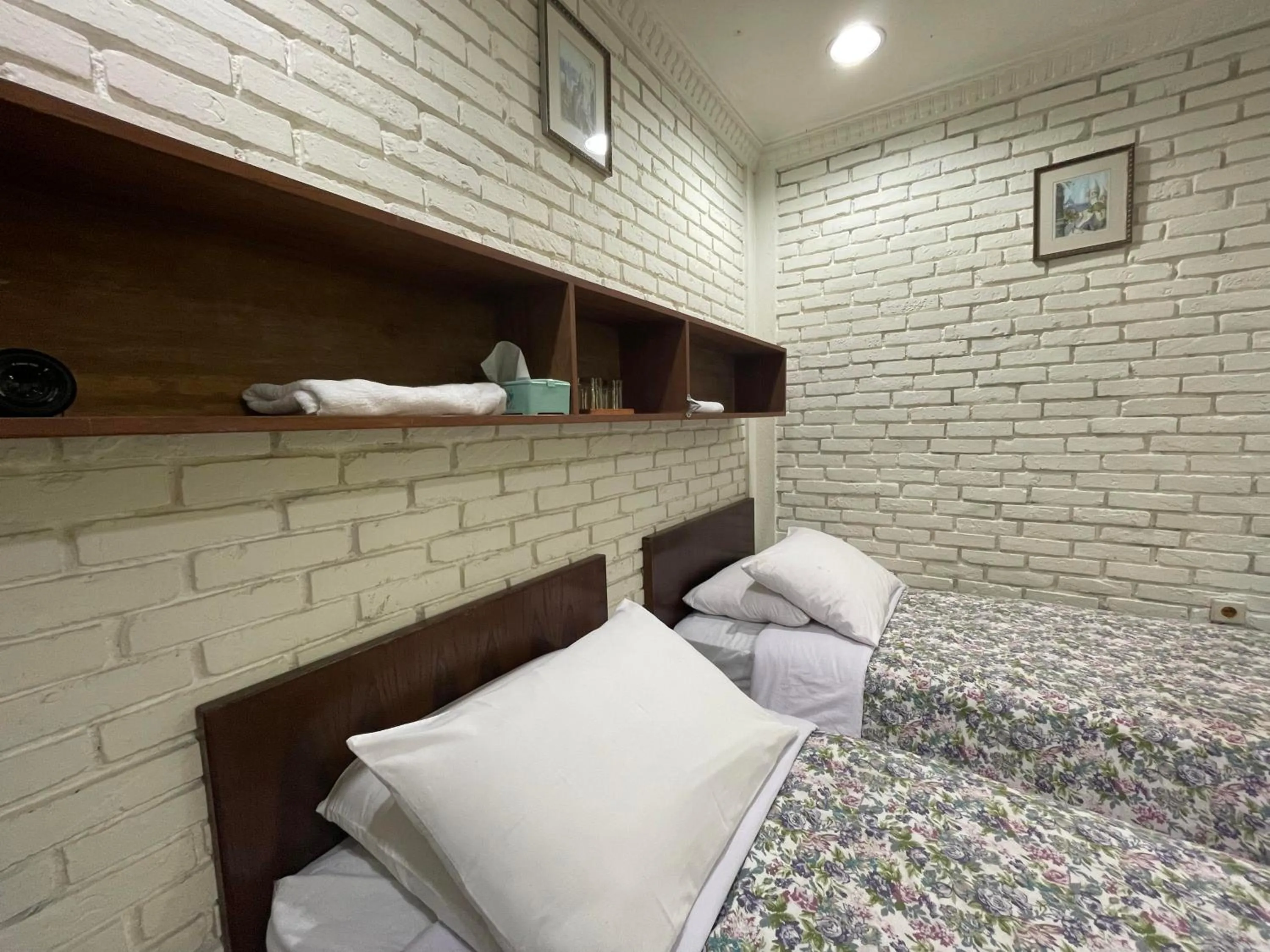 Bed in The Pinewood Lodge and Organic Farm