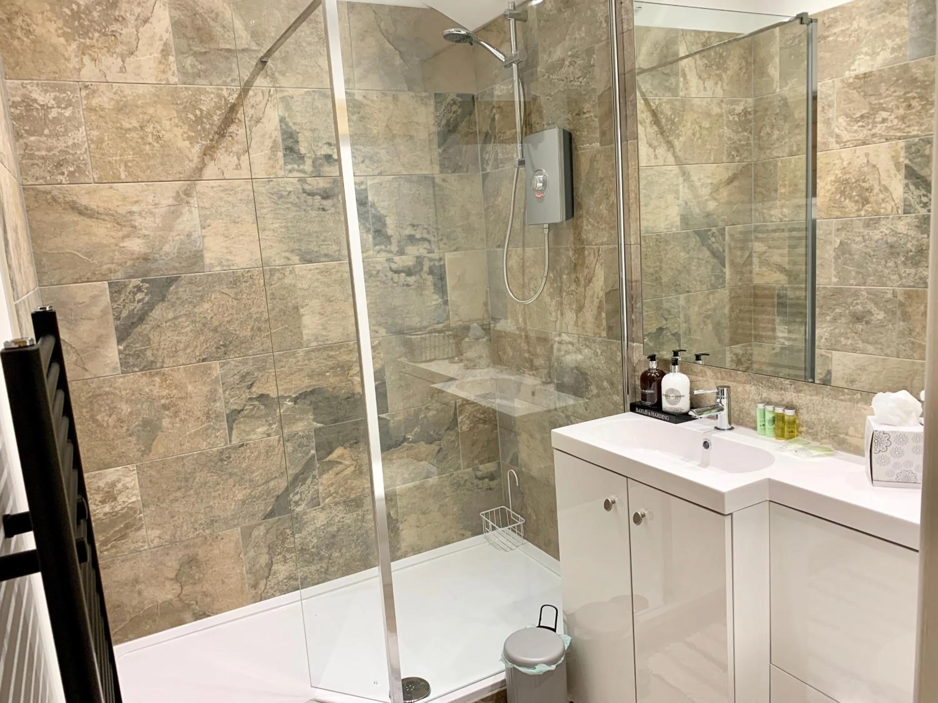 Shower in Bybrook Barn Bed & Breakfast