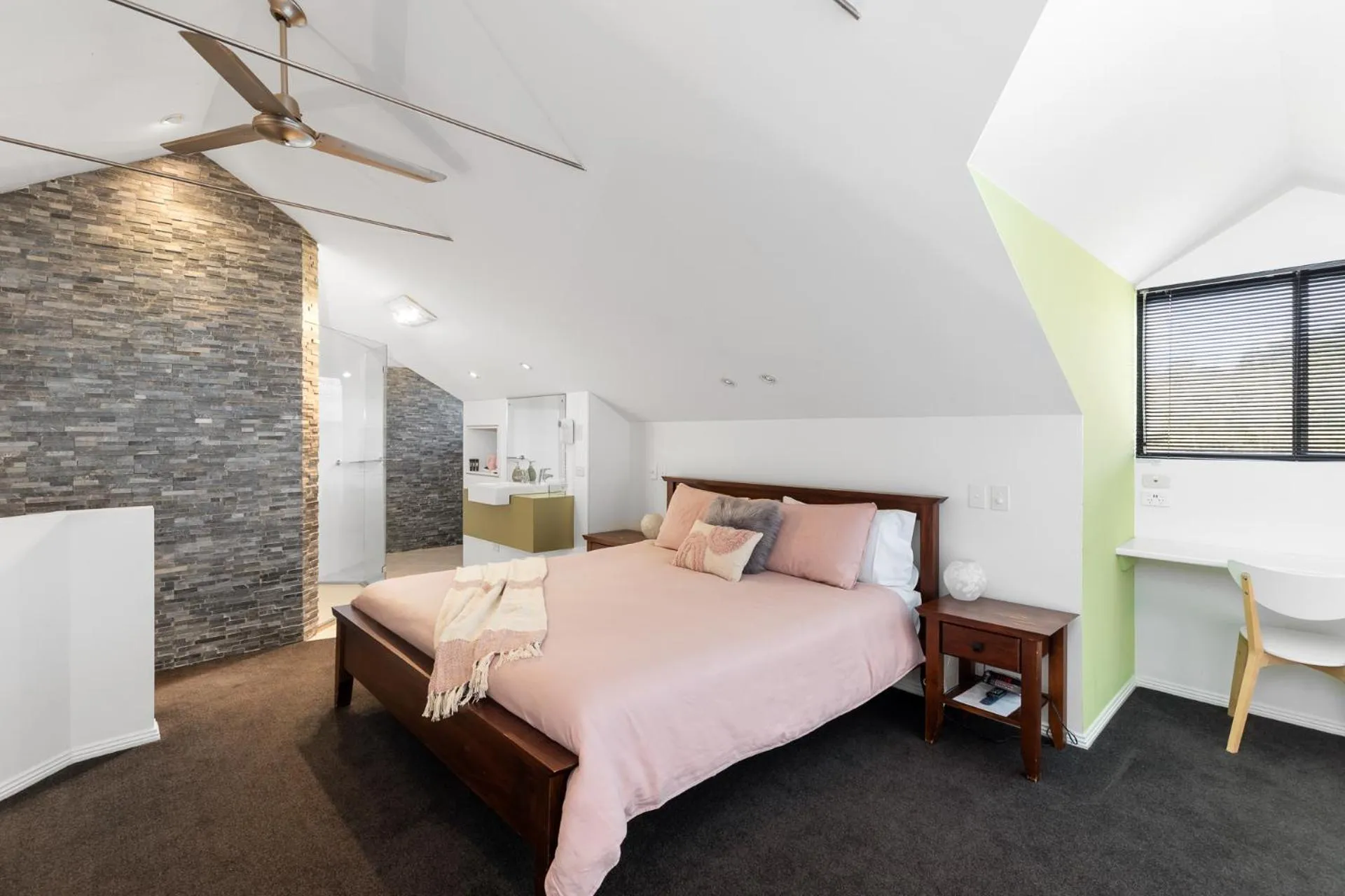 Bed in Merlot Verdelho Townhouses