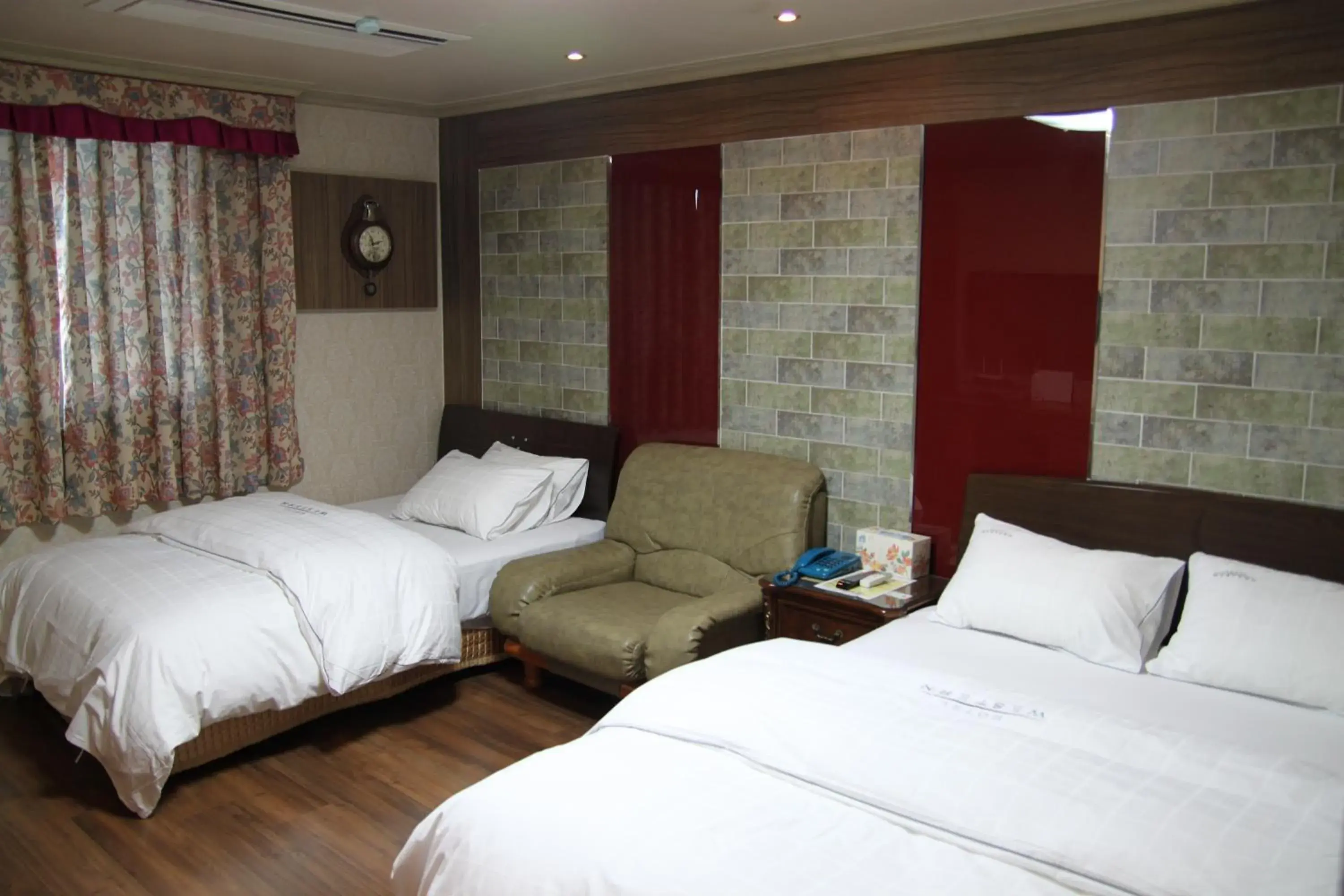 Deluxe Twin Room in Gunsan Western Hotel Deluxe Twin Room in Gunsan Western Hotel