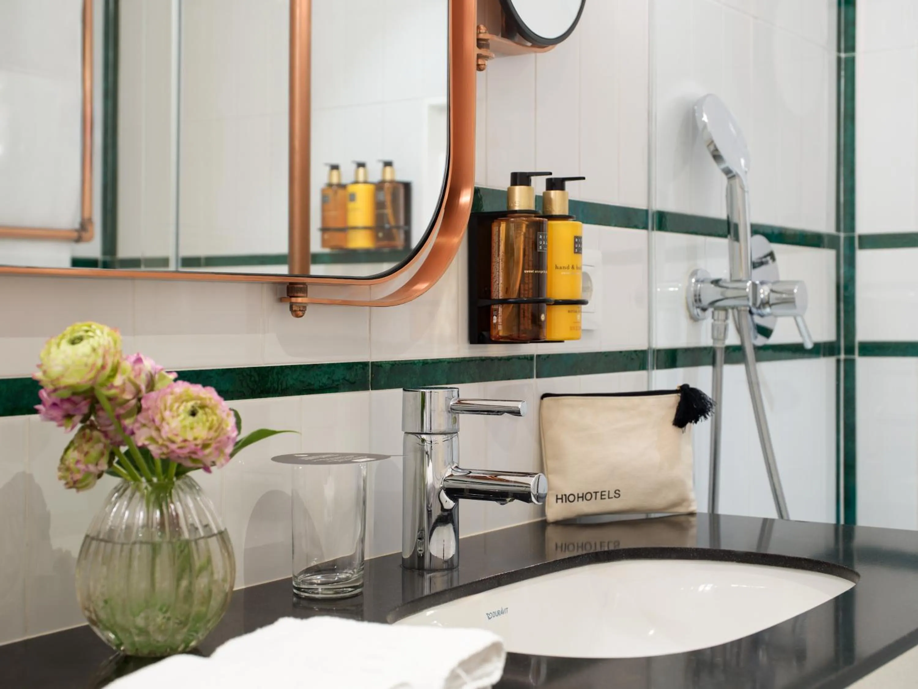 Bathroom in H10 Cubik 4* Sup