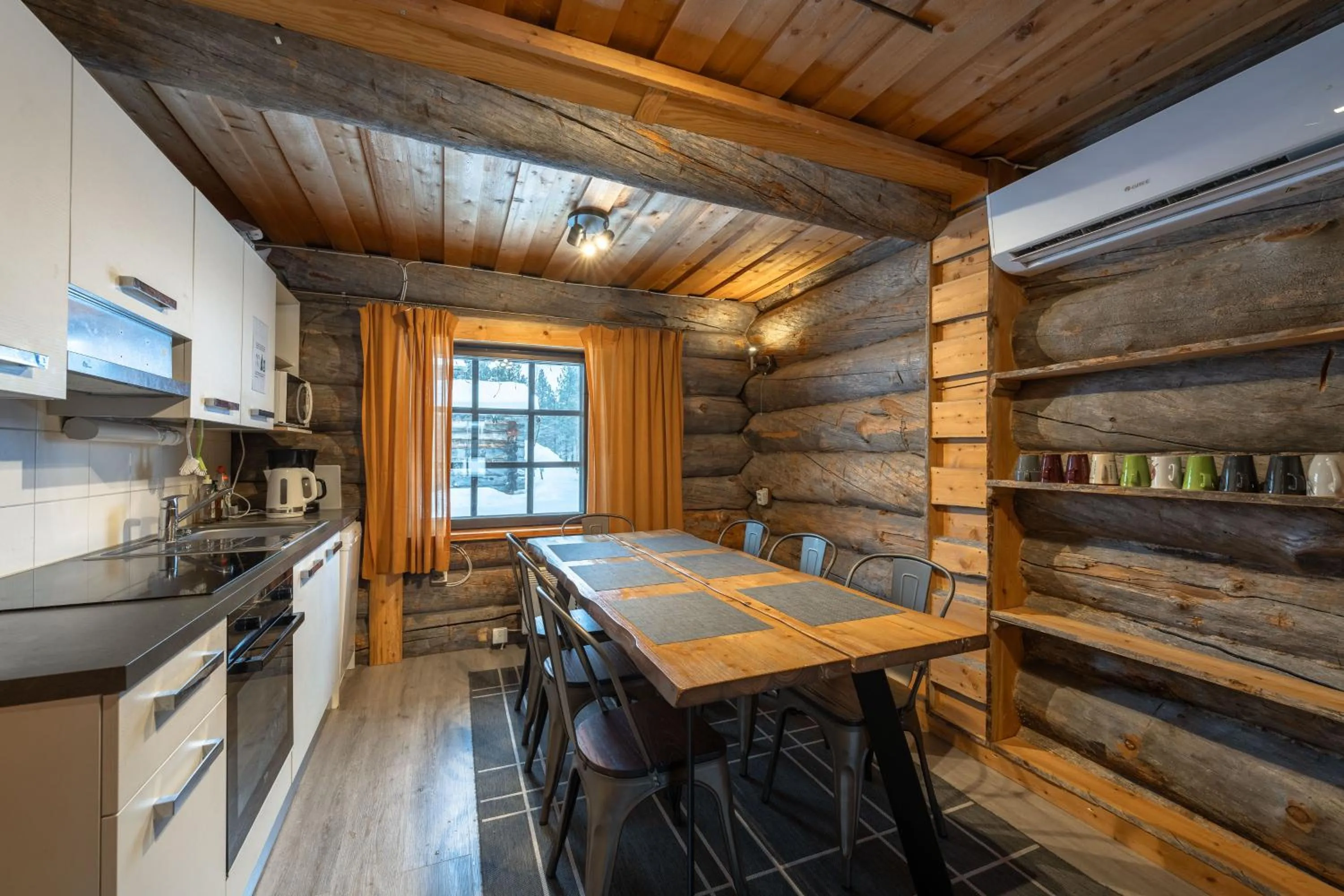 Communal kitchen in Kuukkeli Log Houses Porakka Inn