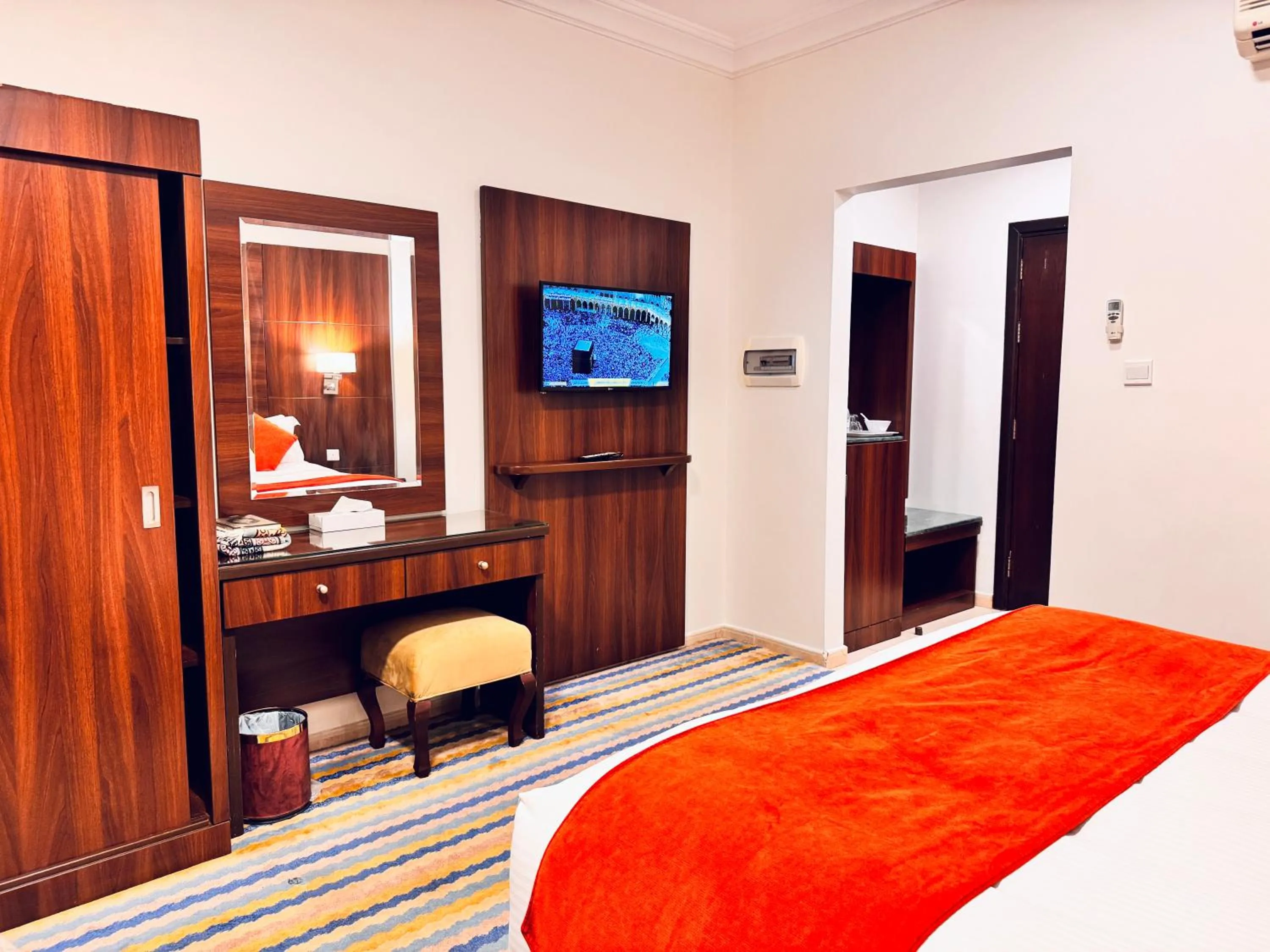 Bed in Rowaa Lindy Hotel Makkah