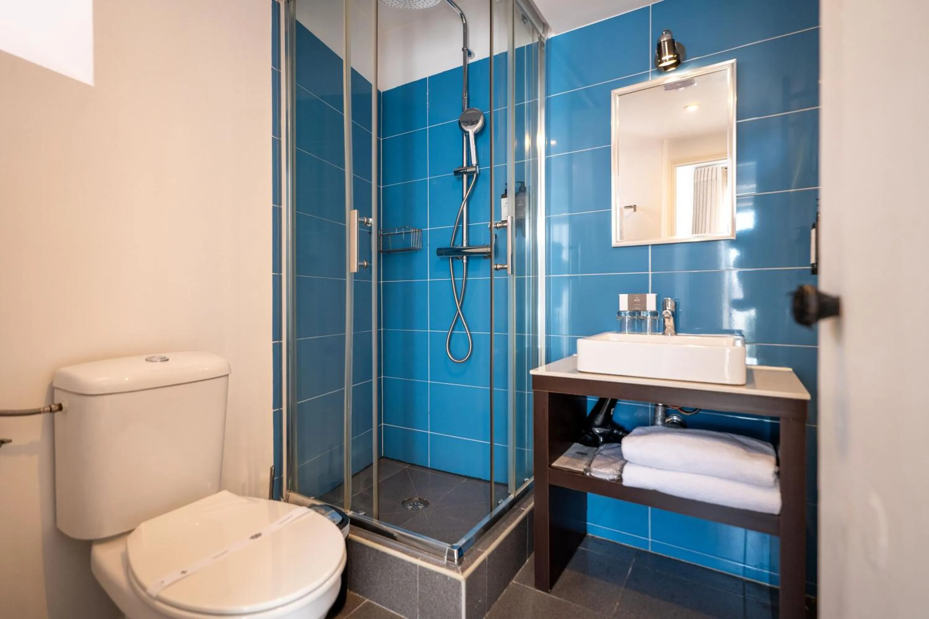 Bathroom in Casa do Jasmim by Shiadu