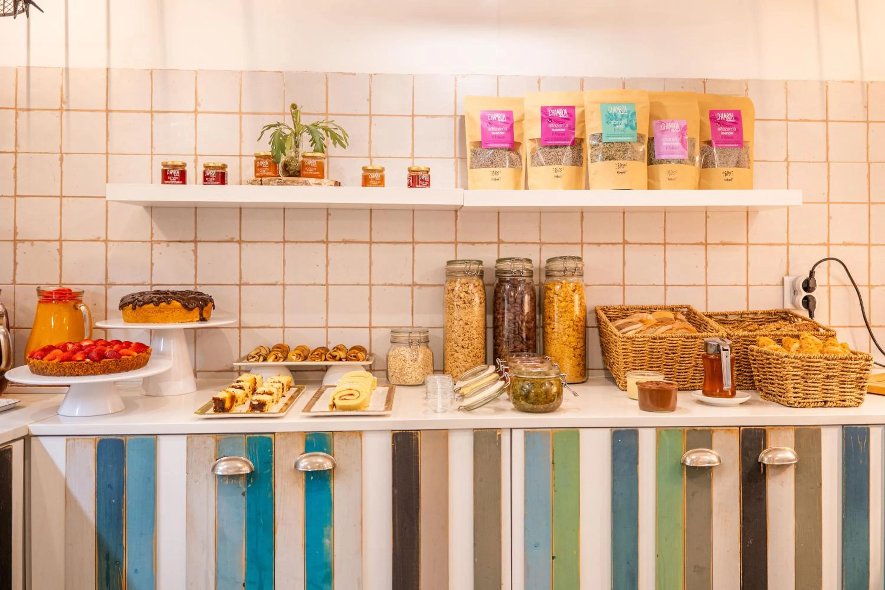 Coffee/tea facilities in Casa do Jasmim by Shiadu