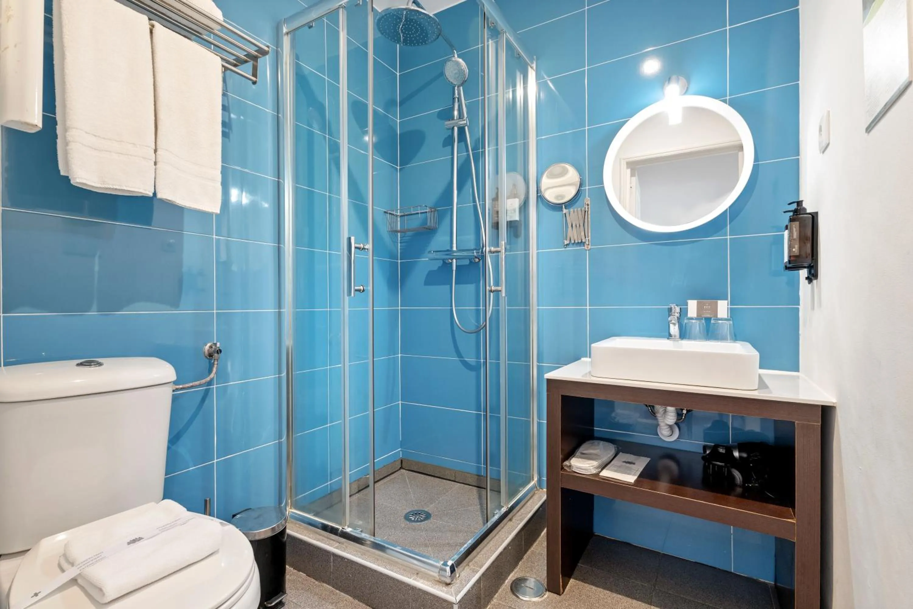 Bathroom in Casa do Jasmim by Shiadu