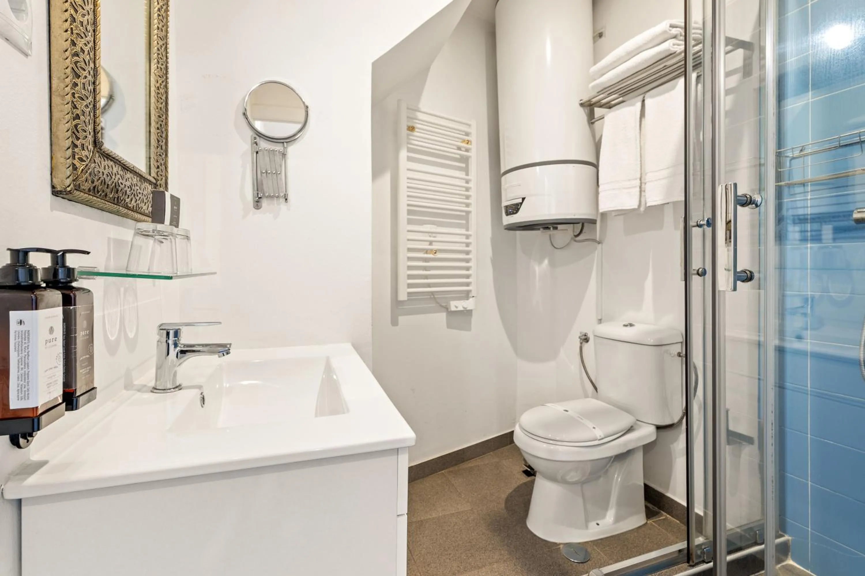 Bathroom in Casa do Jasmim by Shiadu