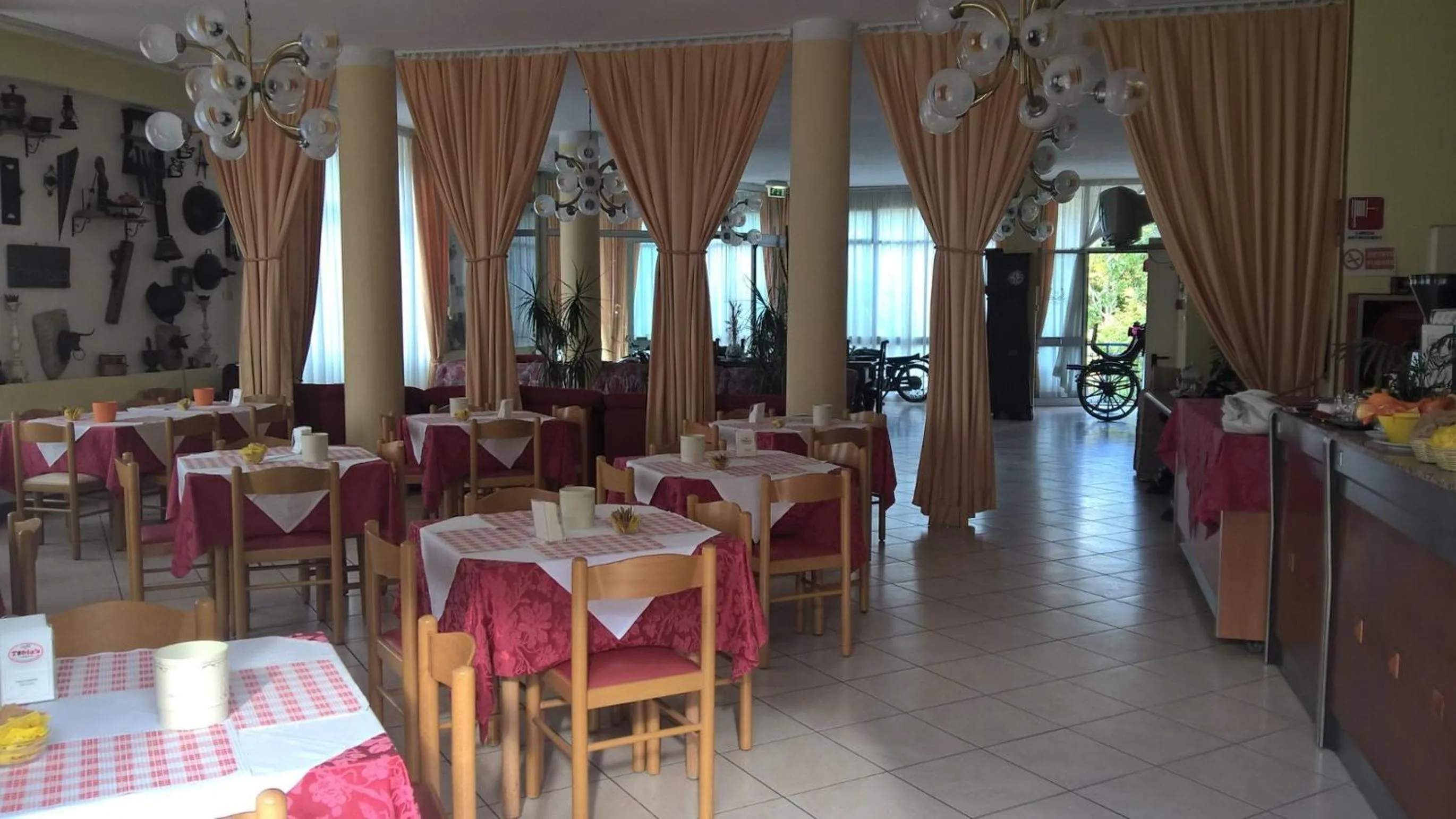 Restaurant/places to eat in Hotel Parigi