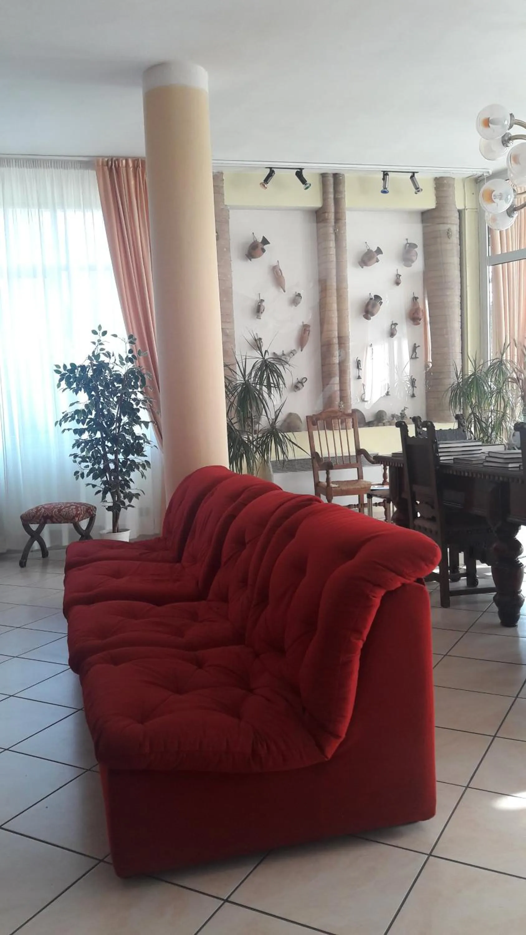 Communal lounge/ TV room in Hotel Parigi