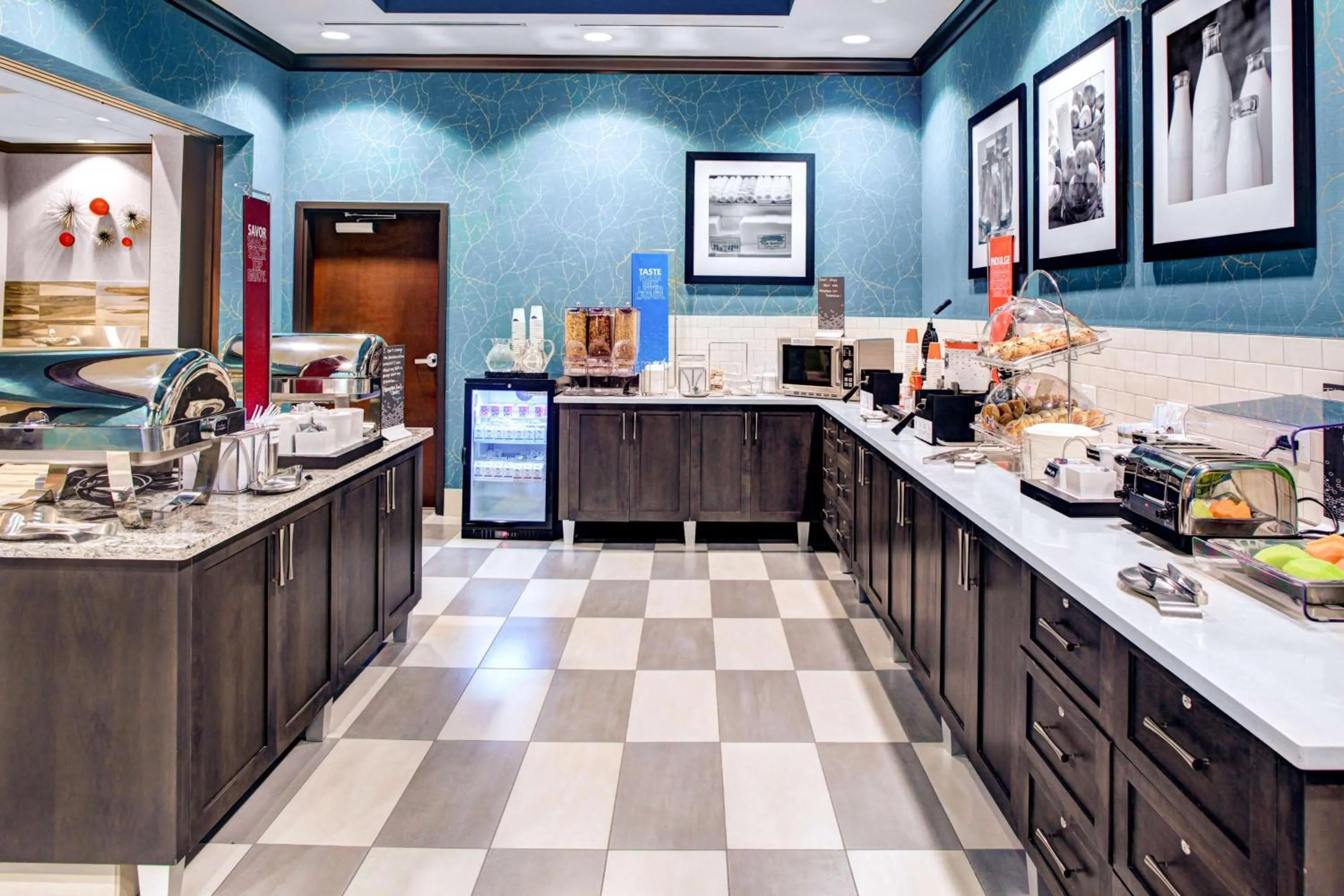 Breakfast in Hampton Inn & Suites by Hilton Atlanta Perimeter Dunwoody