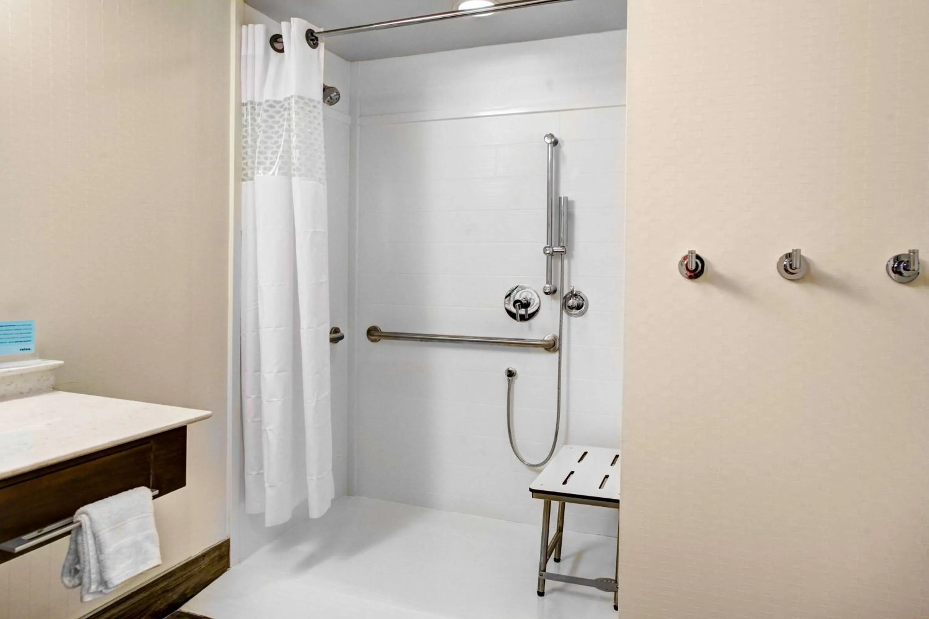 Bathroom in Hampton Inn & Suites by Hilton Atlanta Perimeter Dunwoody