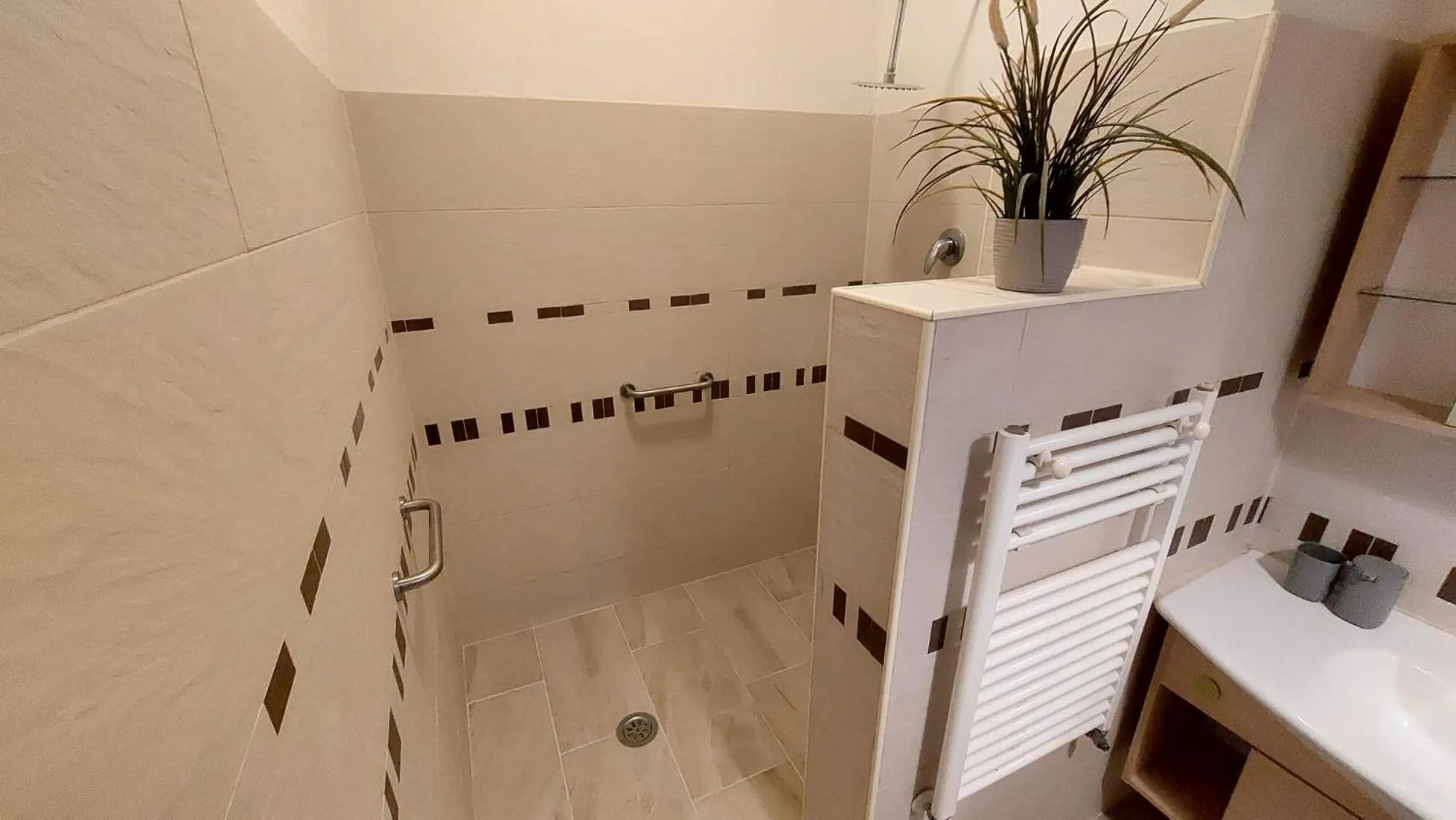 Shower in B&B GoodDay Roma Tor Vergata