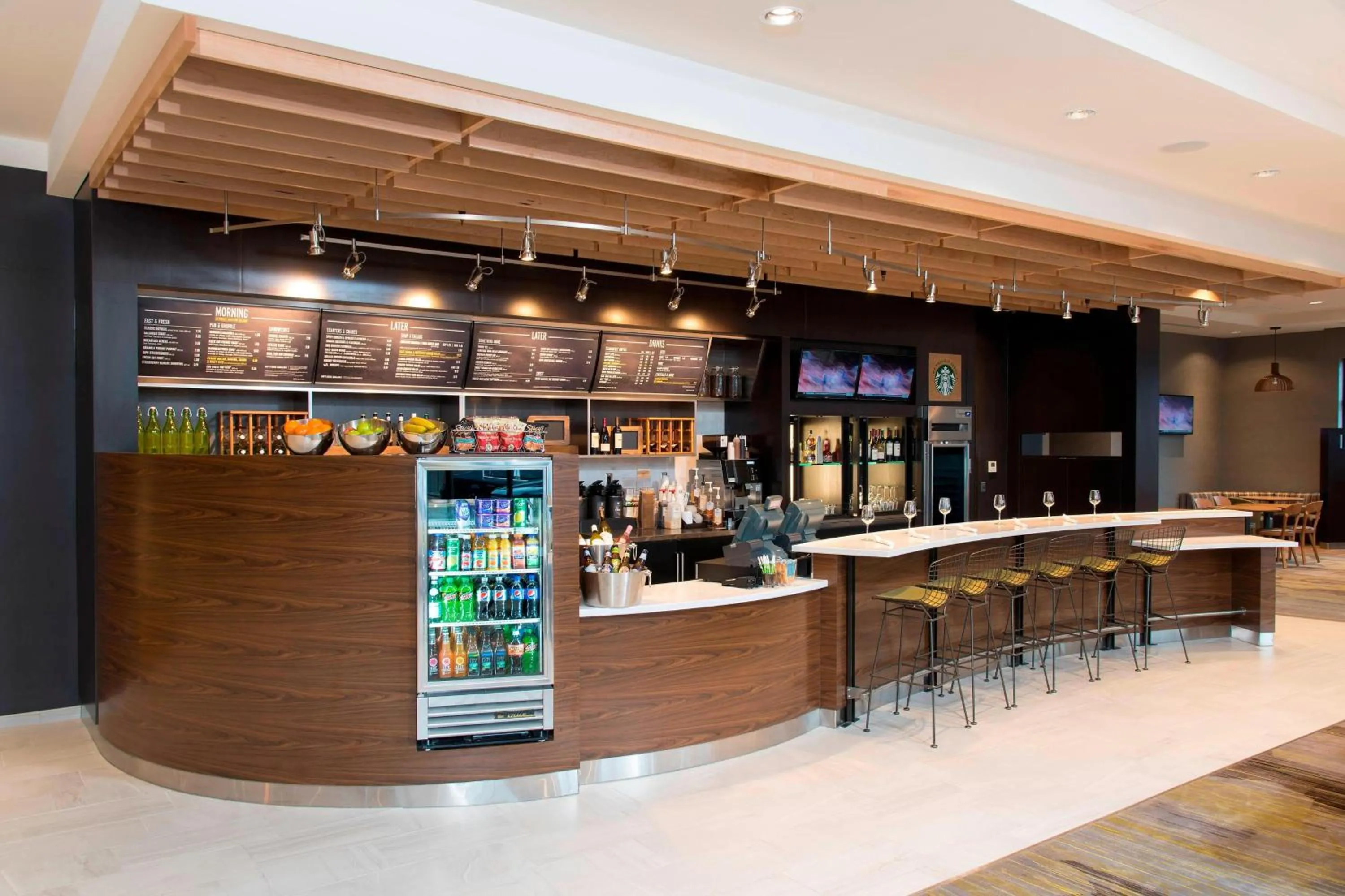 Lounge or bar in Courtyard by Marriott Holland Downtown