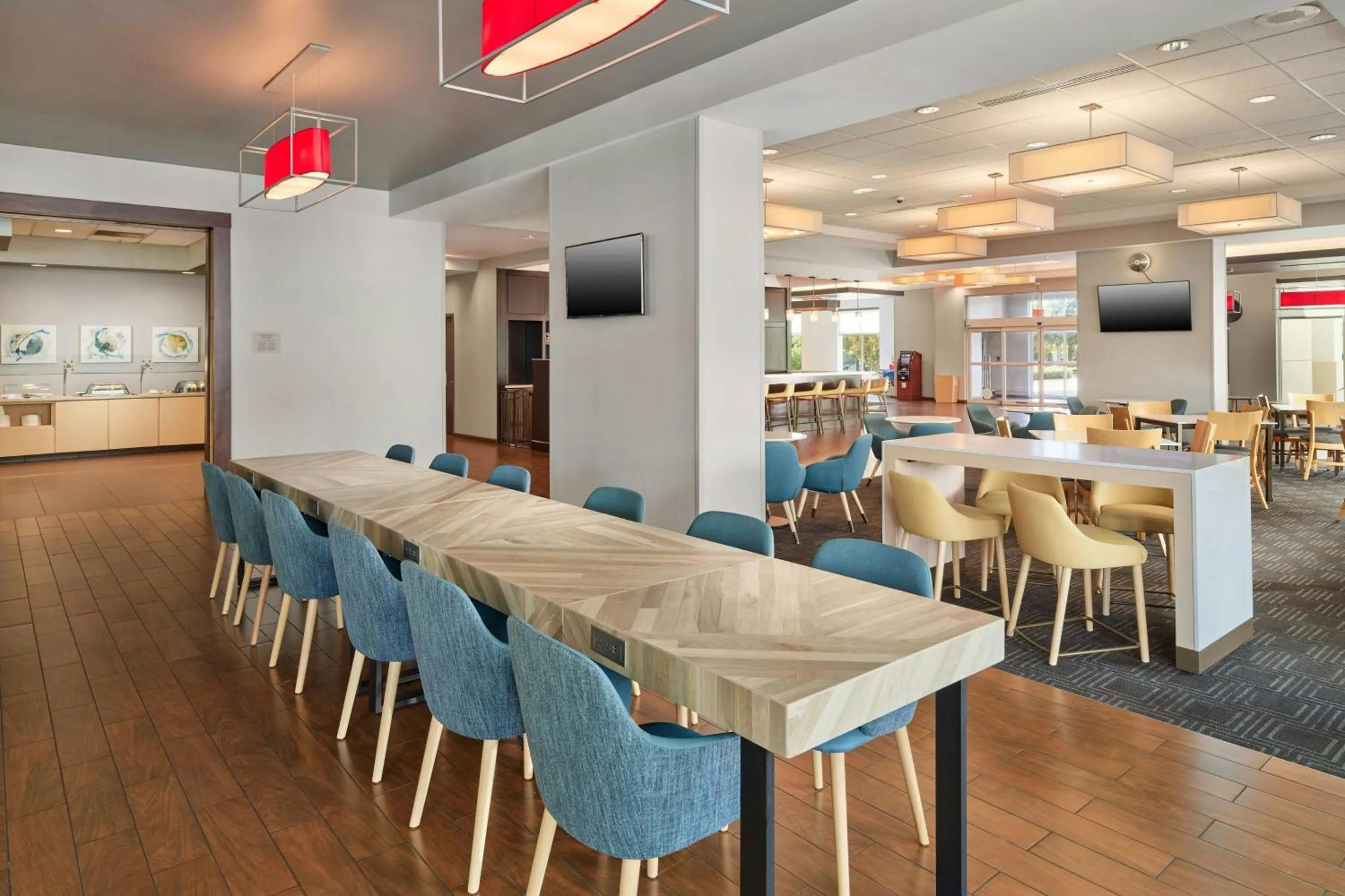 Breakfast in TownePlace Suites Orlando at FLAMINGO CROSSINGS Town Center, Western Entrance