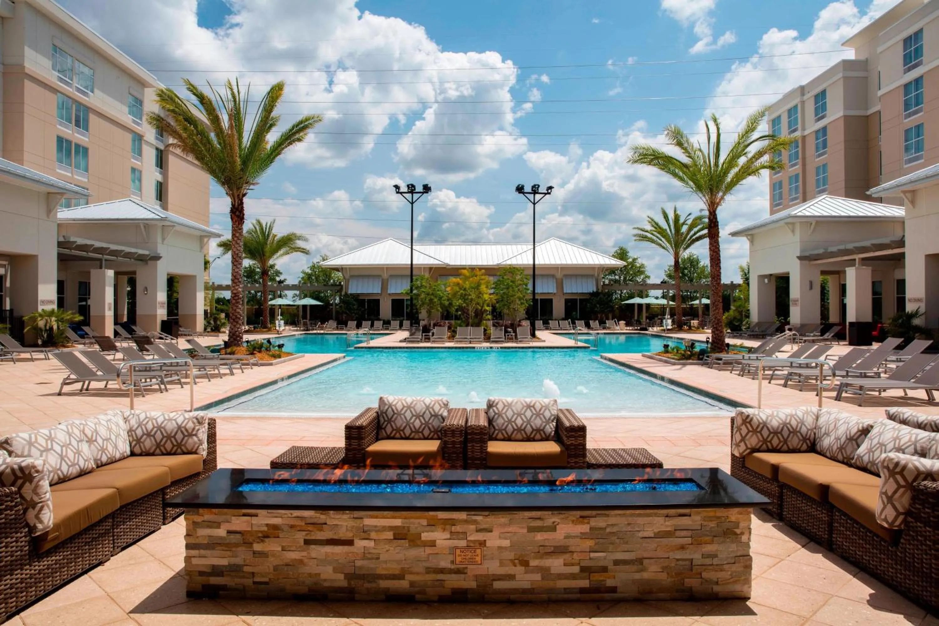 Swimming pool in TownePlace Suites Orlando at FLAMINGO CROSSINGS Town Center, Western Entrance