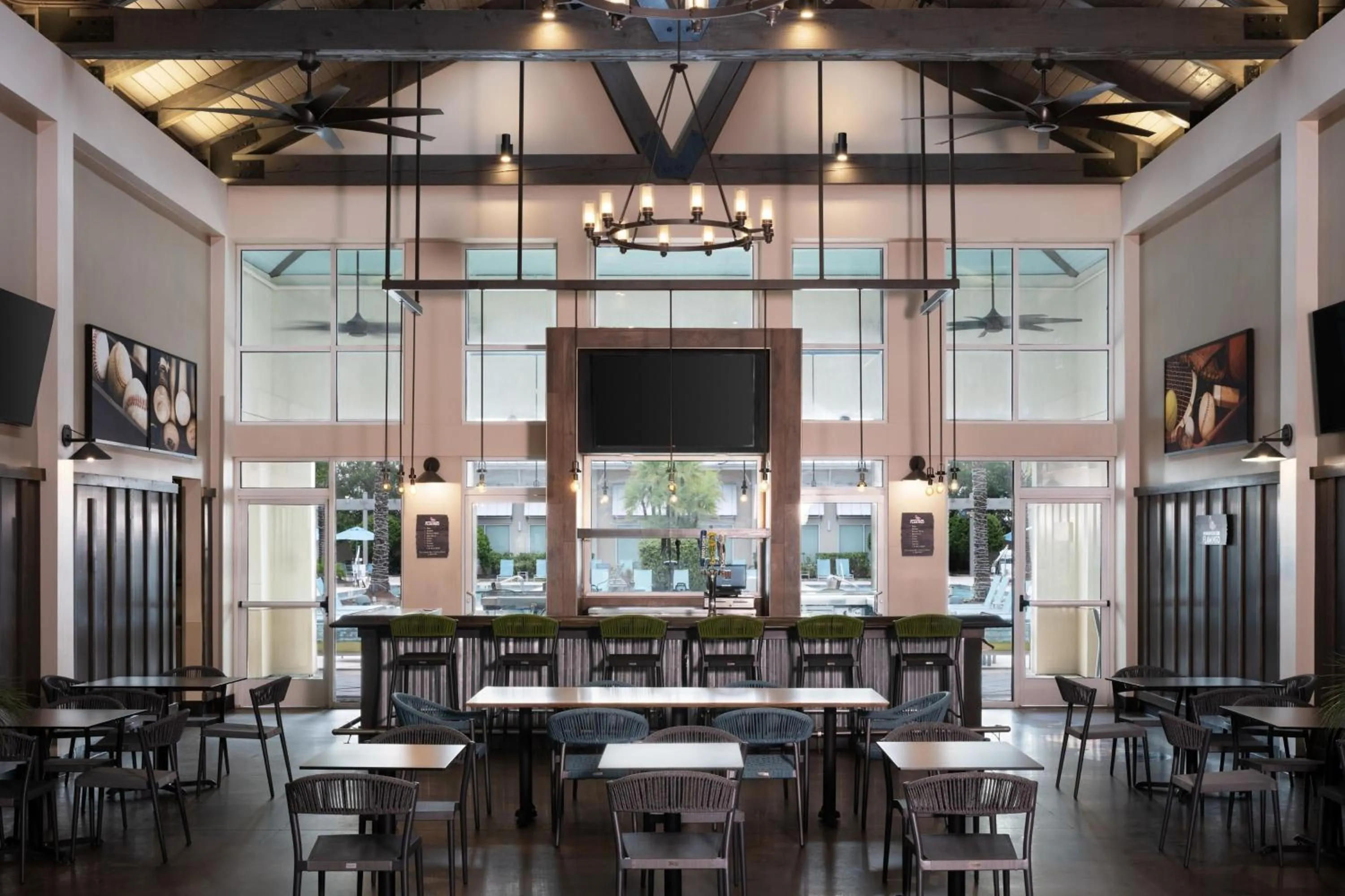 Lounge or bar in TownePlace Suites Orlando at FLAMINGO CROSSINGS Town Center, Western Entrance