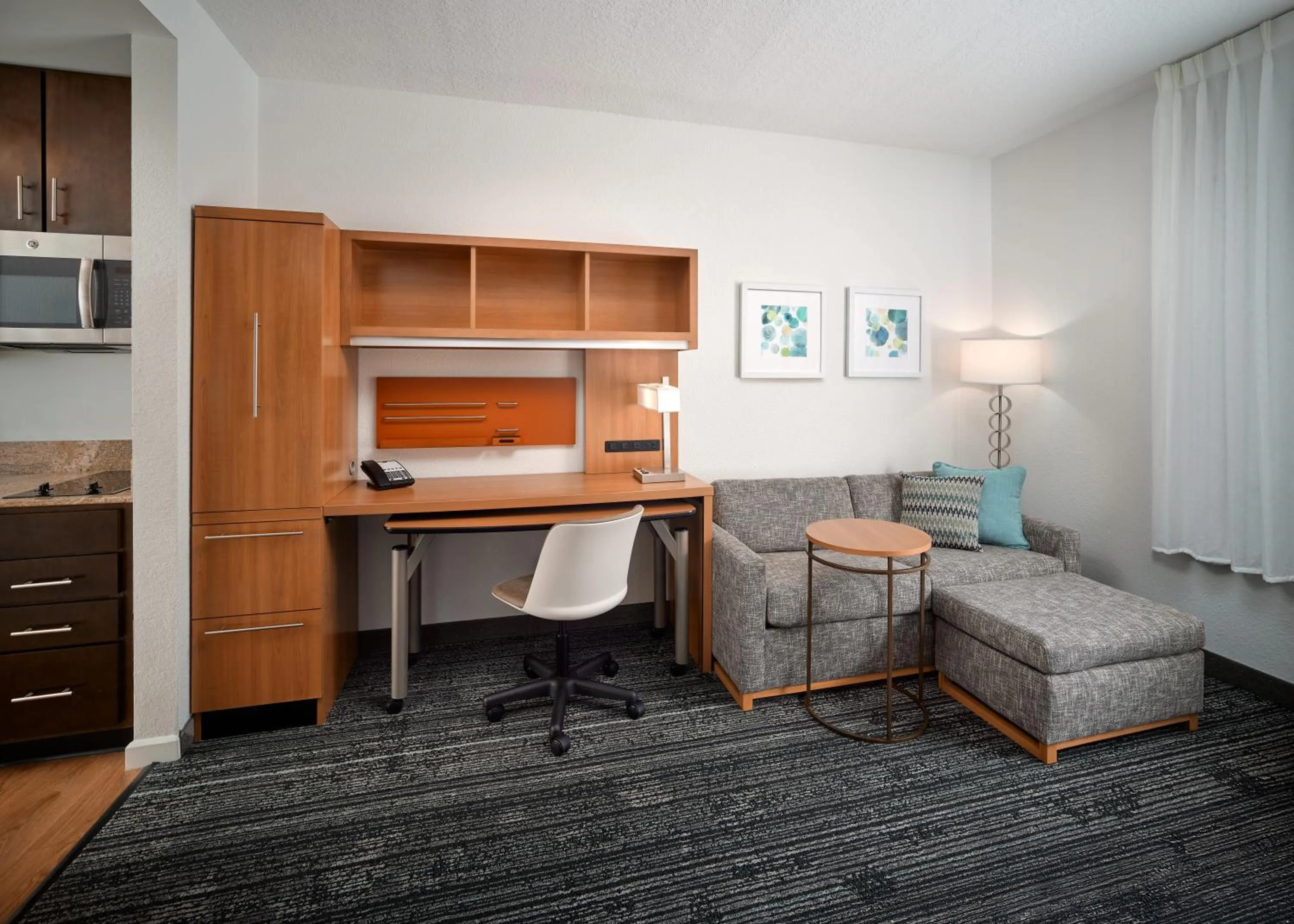 Living room in TownePlace Suites Orlando at FLAMINGO CROSSINGS Town Center, Western Entrance
