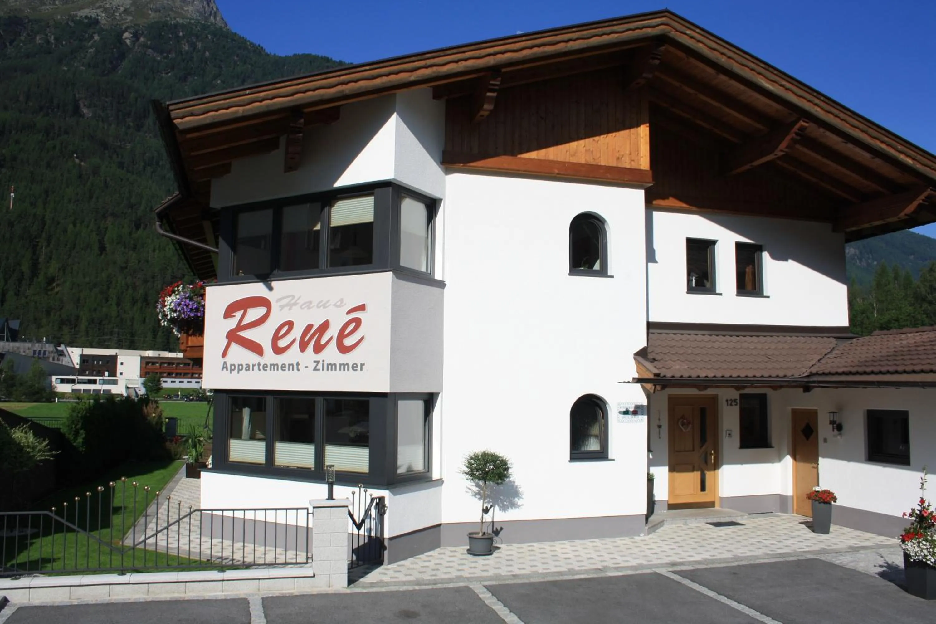 Facade/entrance in Haus Rene
