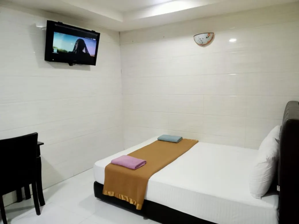 Bedroom, Bed in Silver Sky hotel