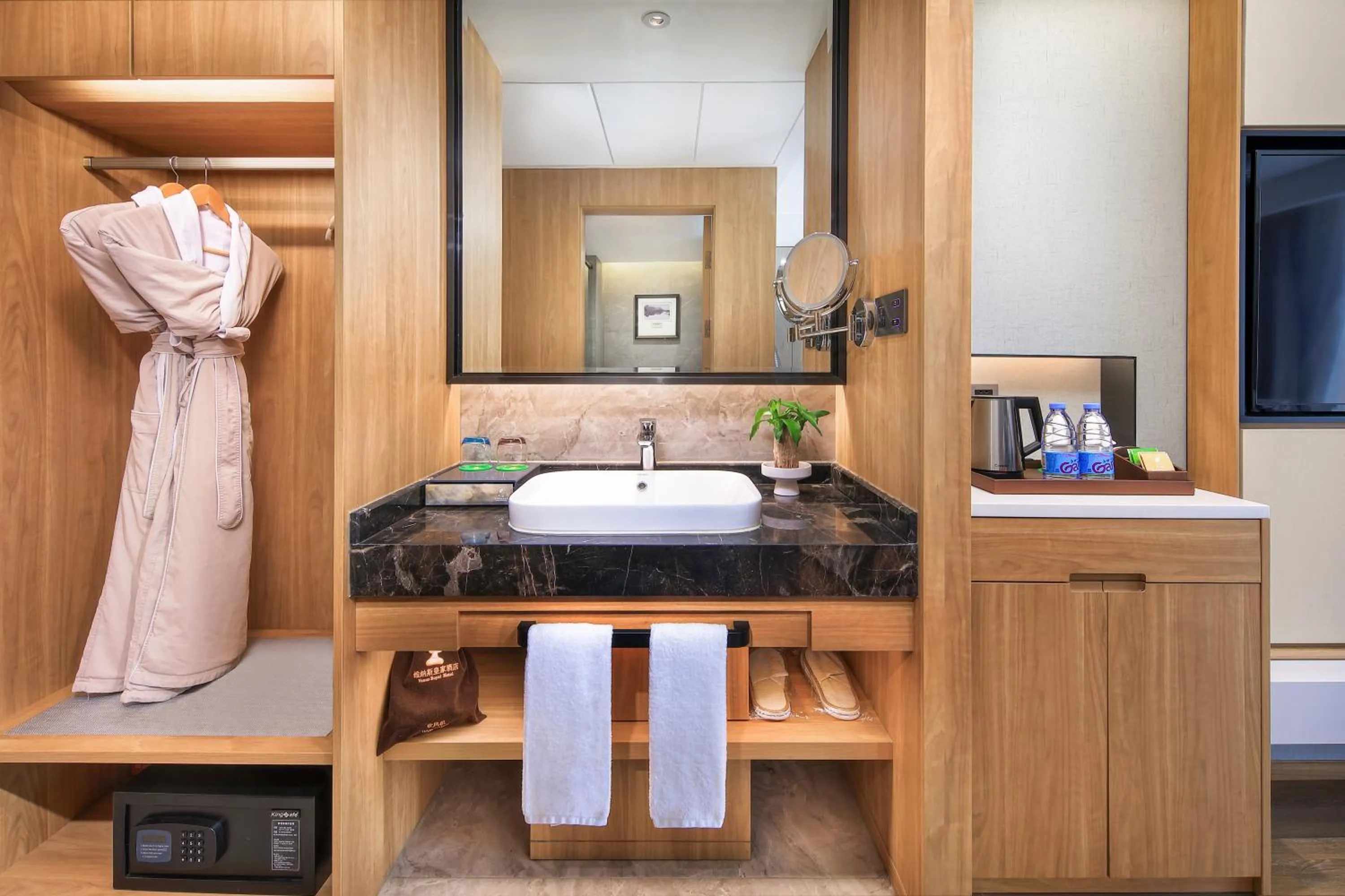 Deluxe Twin Room in Venus Royal Hotel Guilin Elephant Trunk Hill Two Rivers and Four Lakes Branch