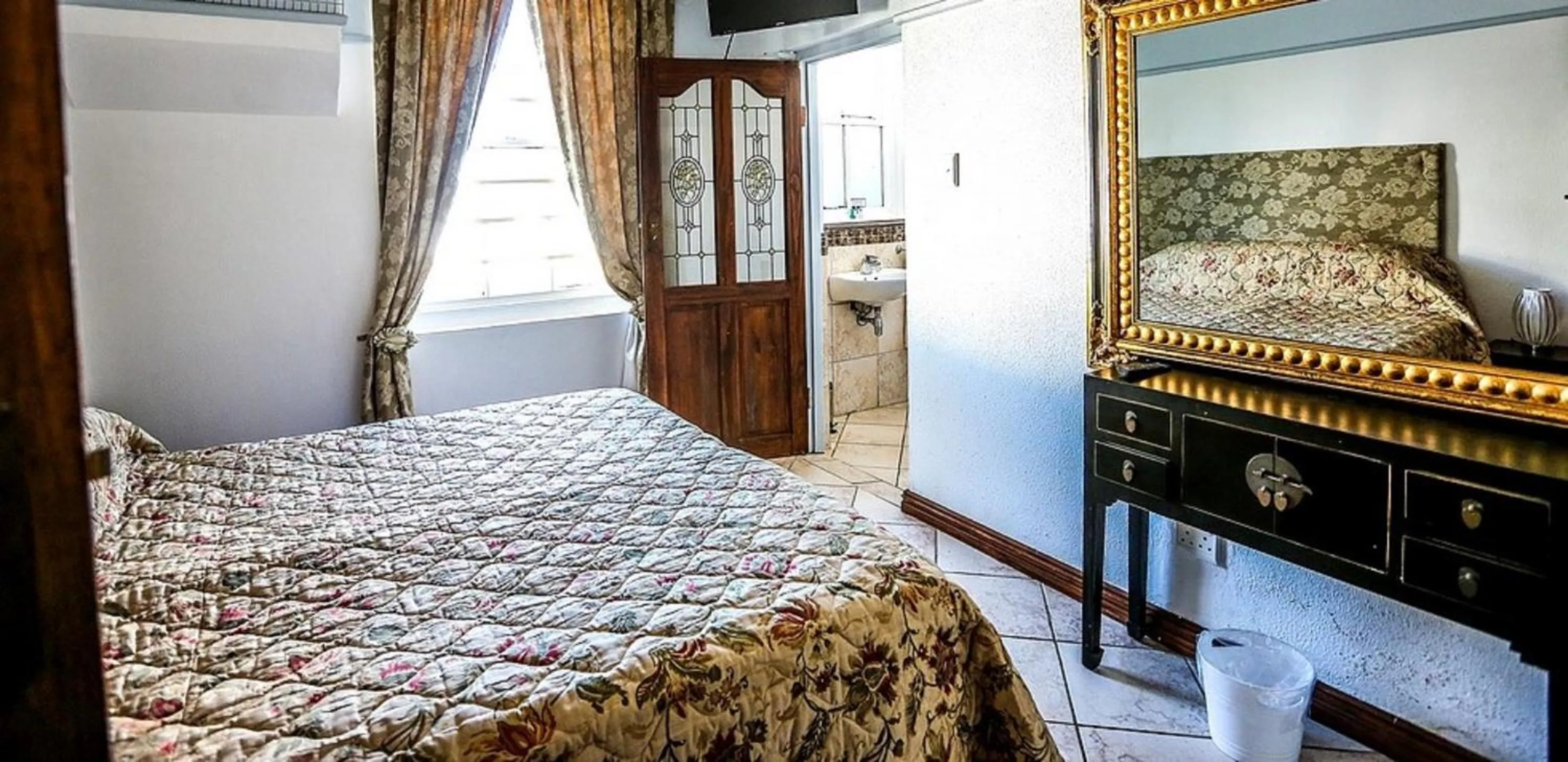 Photo of the whole room, Bed in Misty Waves Boutique Hotel