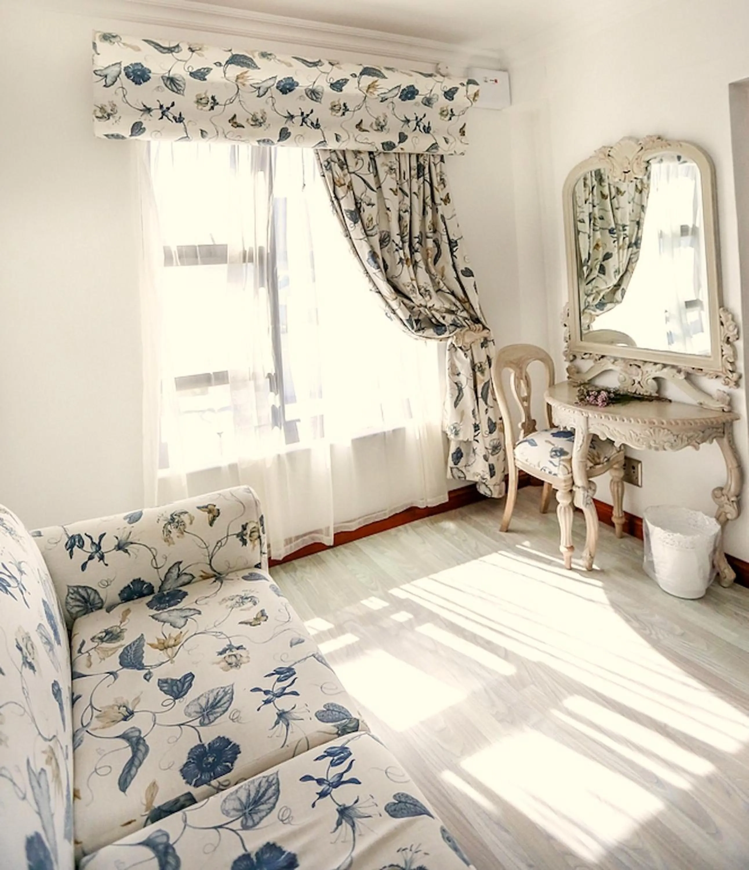 Seating area, Bed in Misty Waves Boutique Hotel