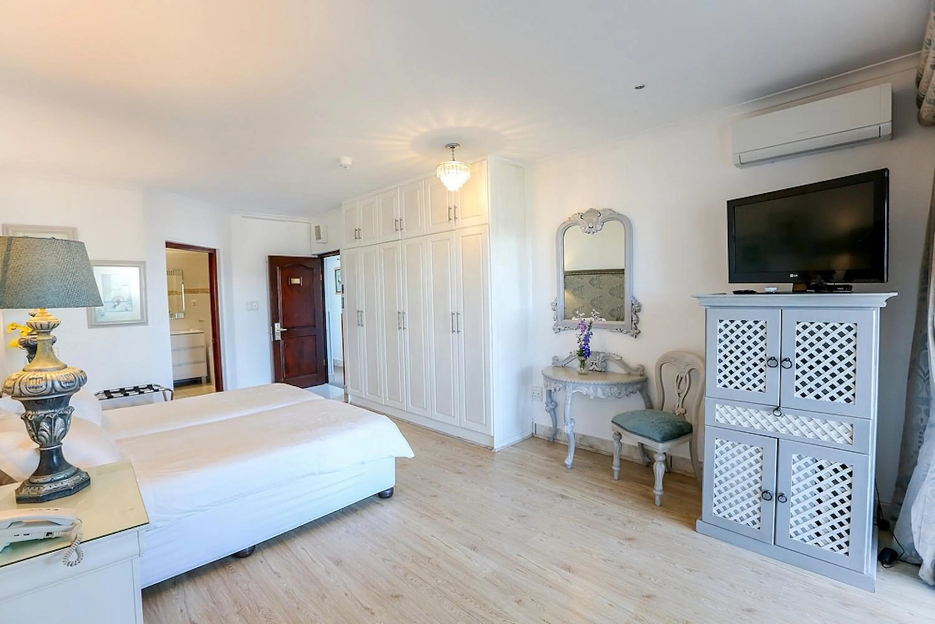 Photo of the whole room, Bed in Misty Waves Boutique Hotel