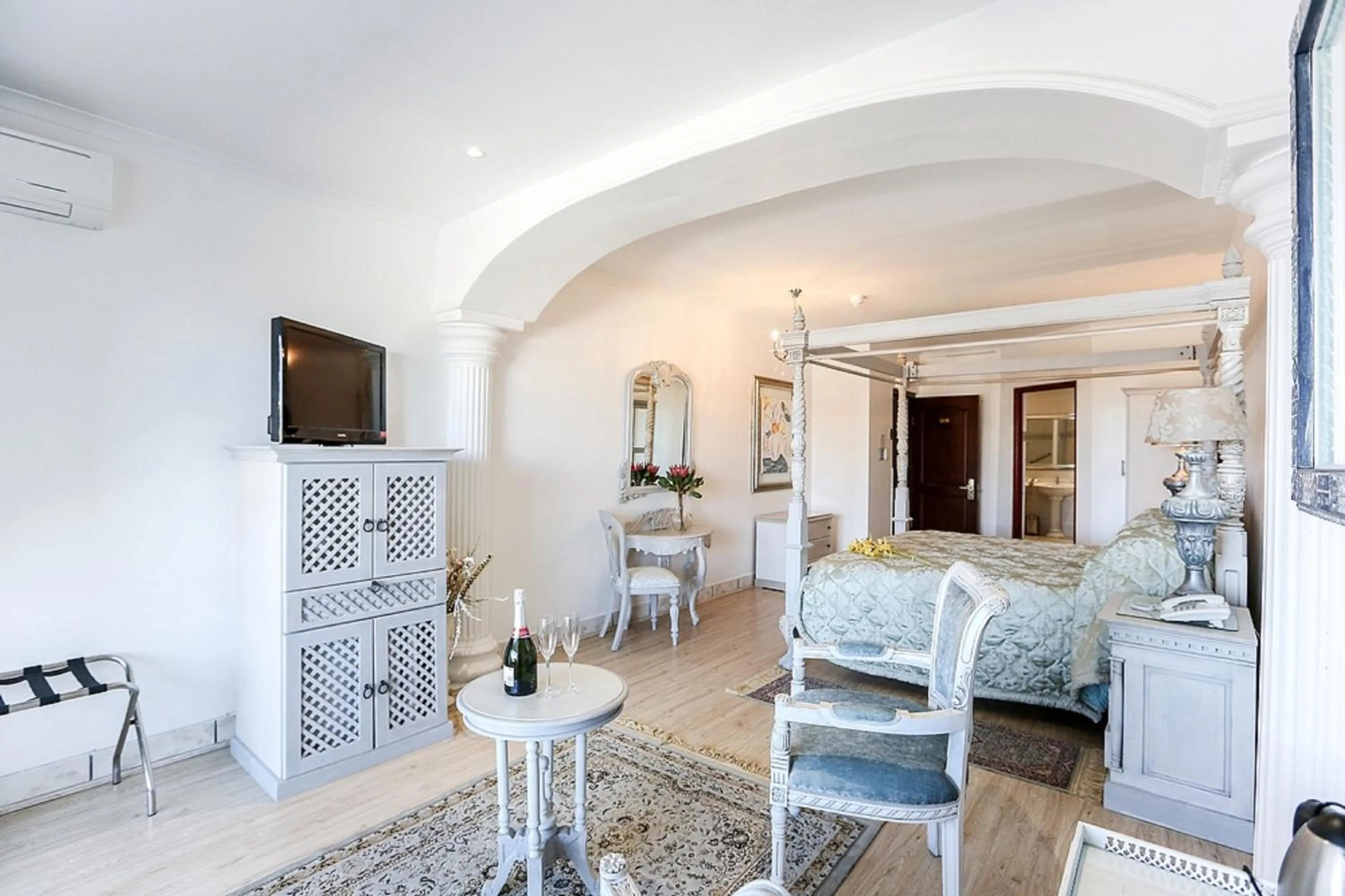 Photo of the whole room, Bed in Misty Waves Boutique Hotel