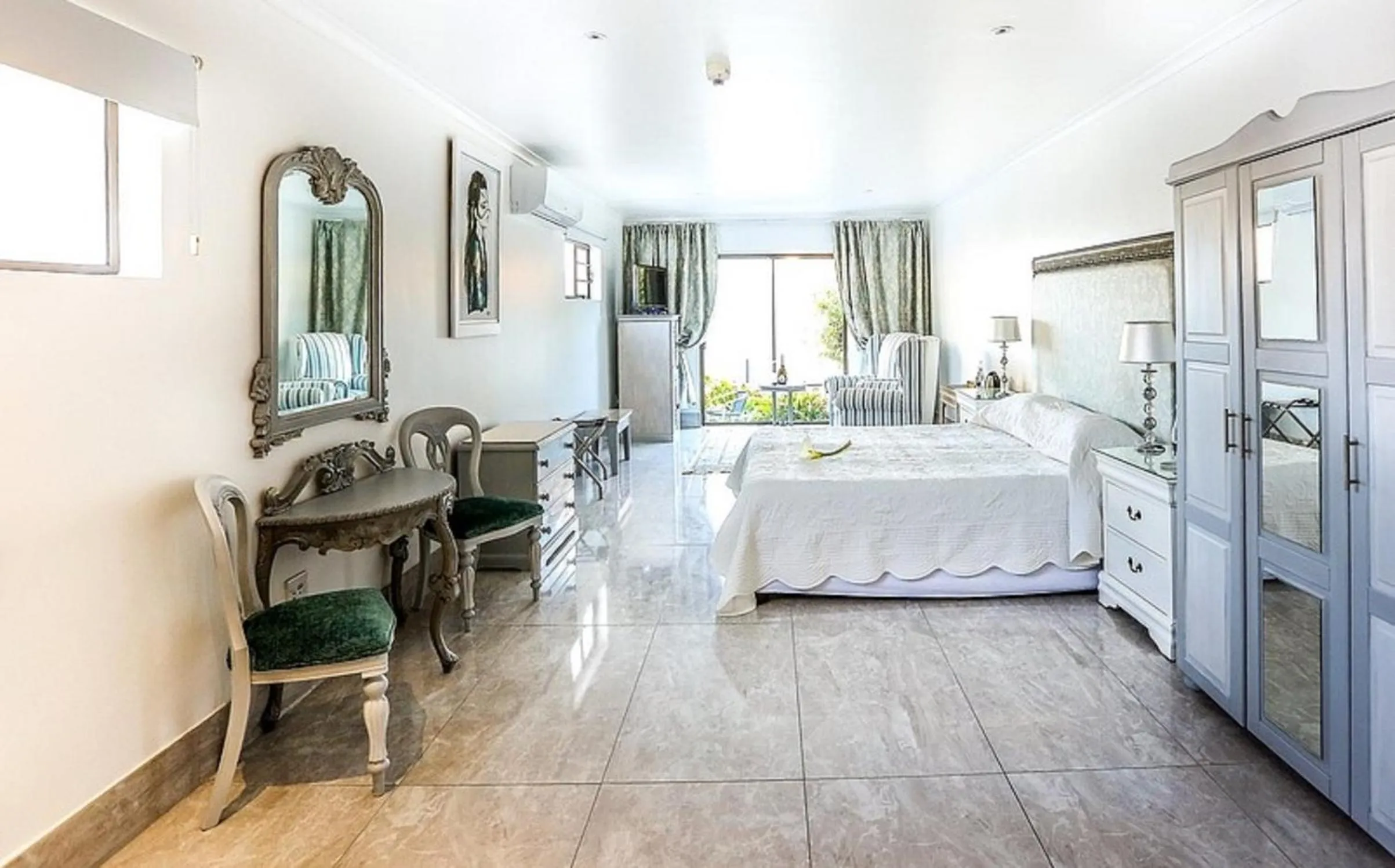 Photo of the whole room, Bed in Misty Waves Boutique Hotel