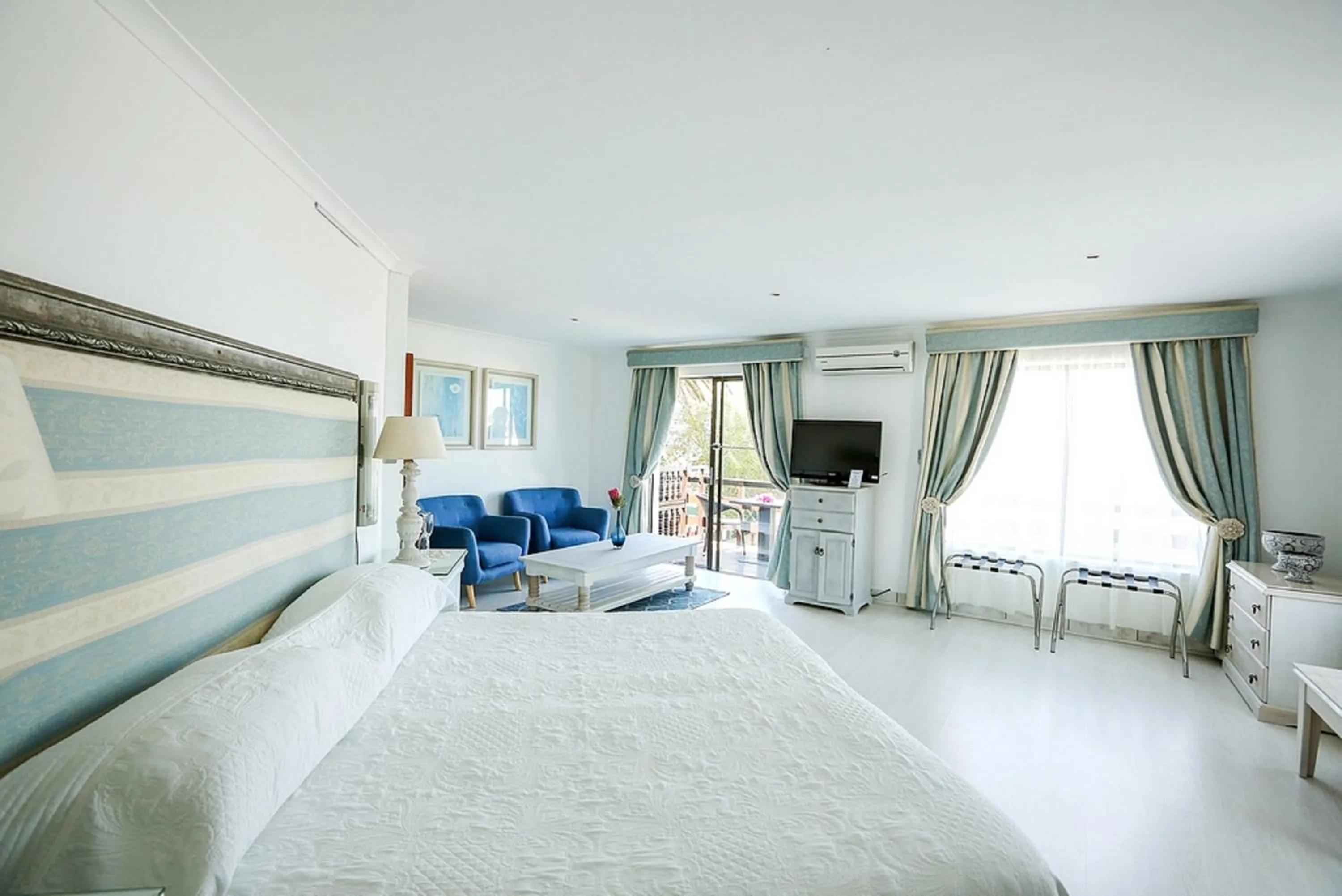 Photo of the whole room, Bed in Misty Waves Boutique Hotel