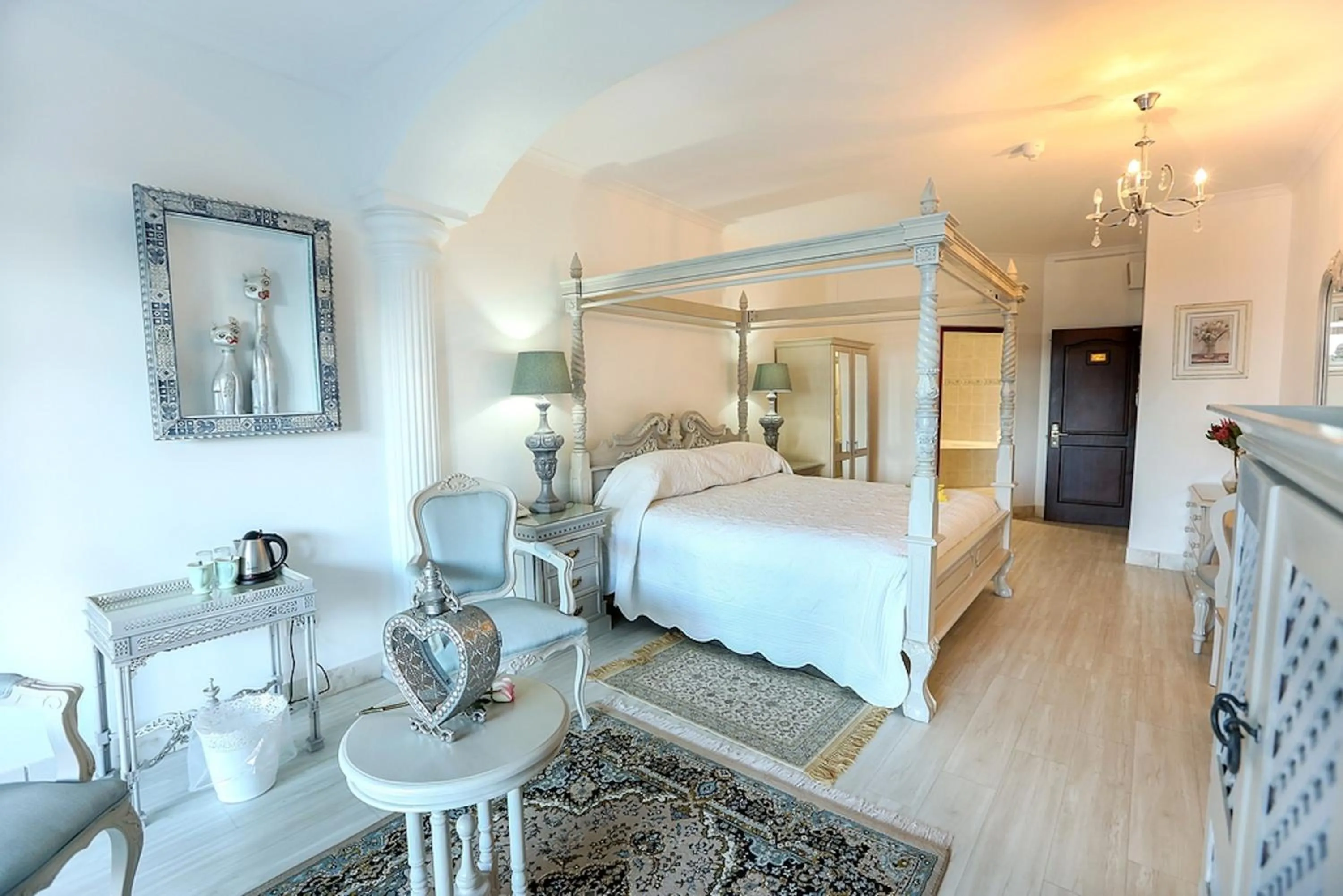Photo of the whole room, Bed in Misty Waves Boutique Hotel