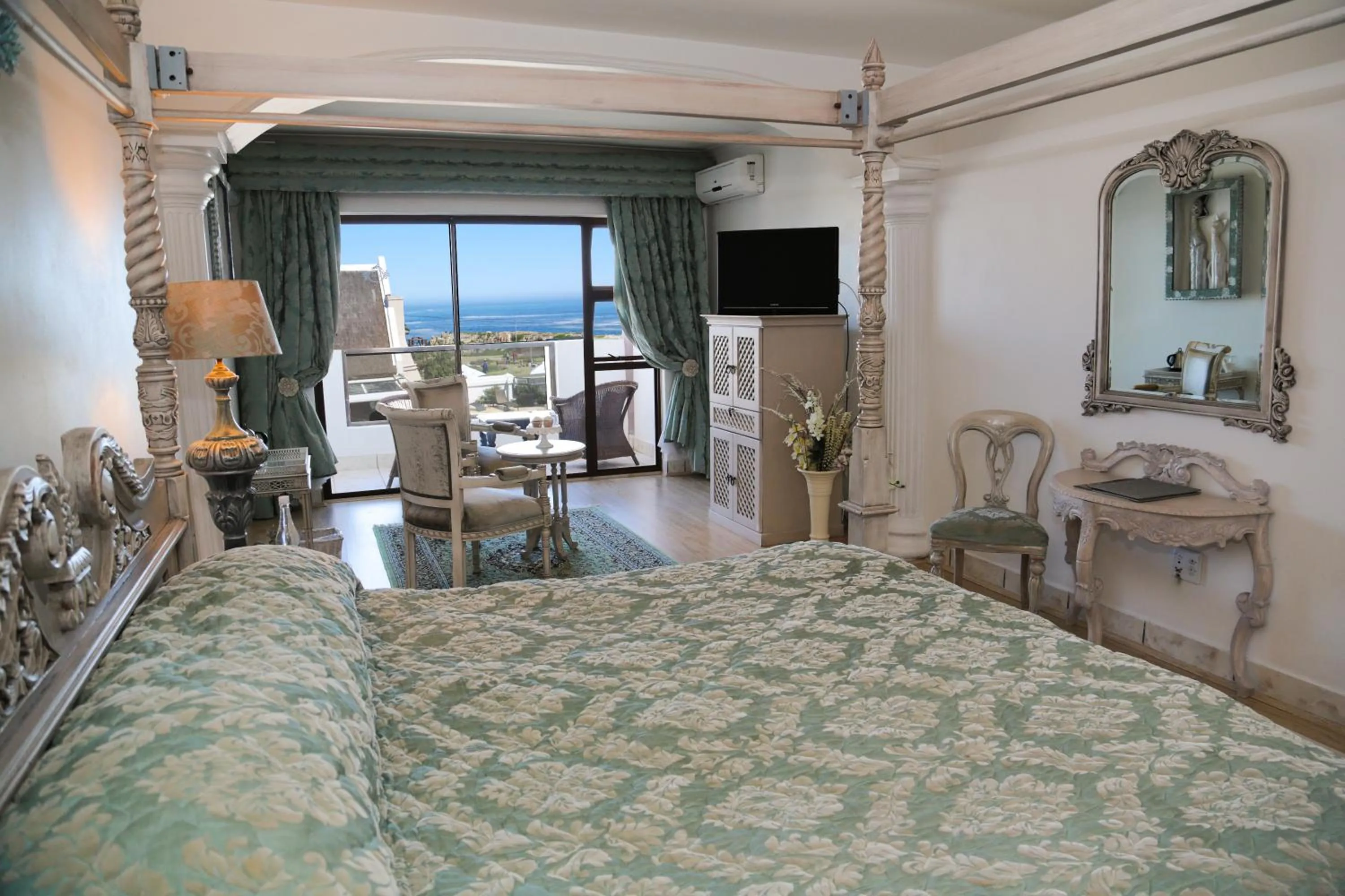 Photo of the whole room, Bed in Misty Waves Boutique Hotel