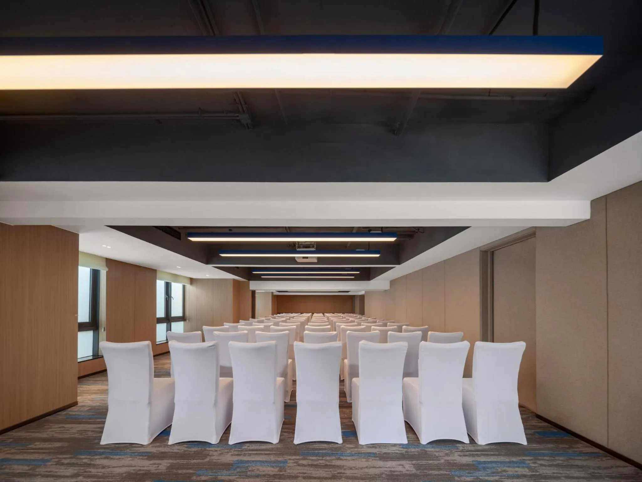 Meeting/conference room in Holiday Inn Express Chengdu Shuangliu Chuanda Road by IHG