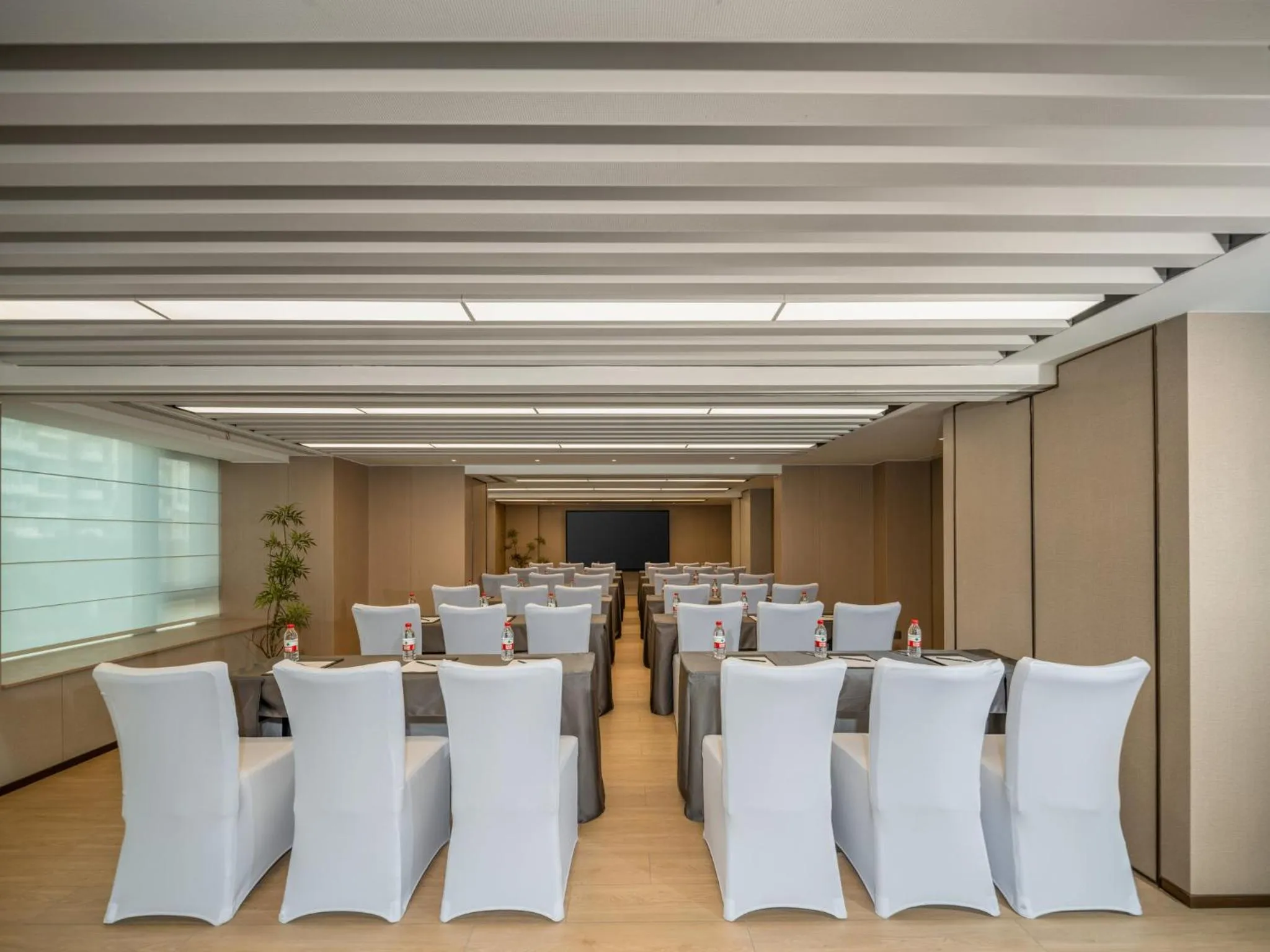Meeting/conference room in Holiday Inn Express Chengdu Shuangliu Chuanda Road by IHG
