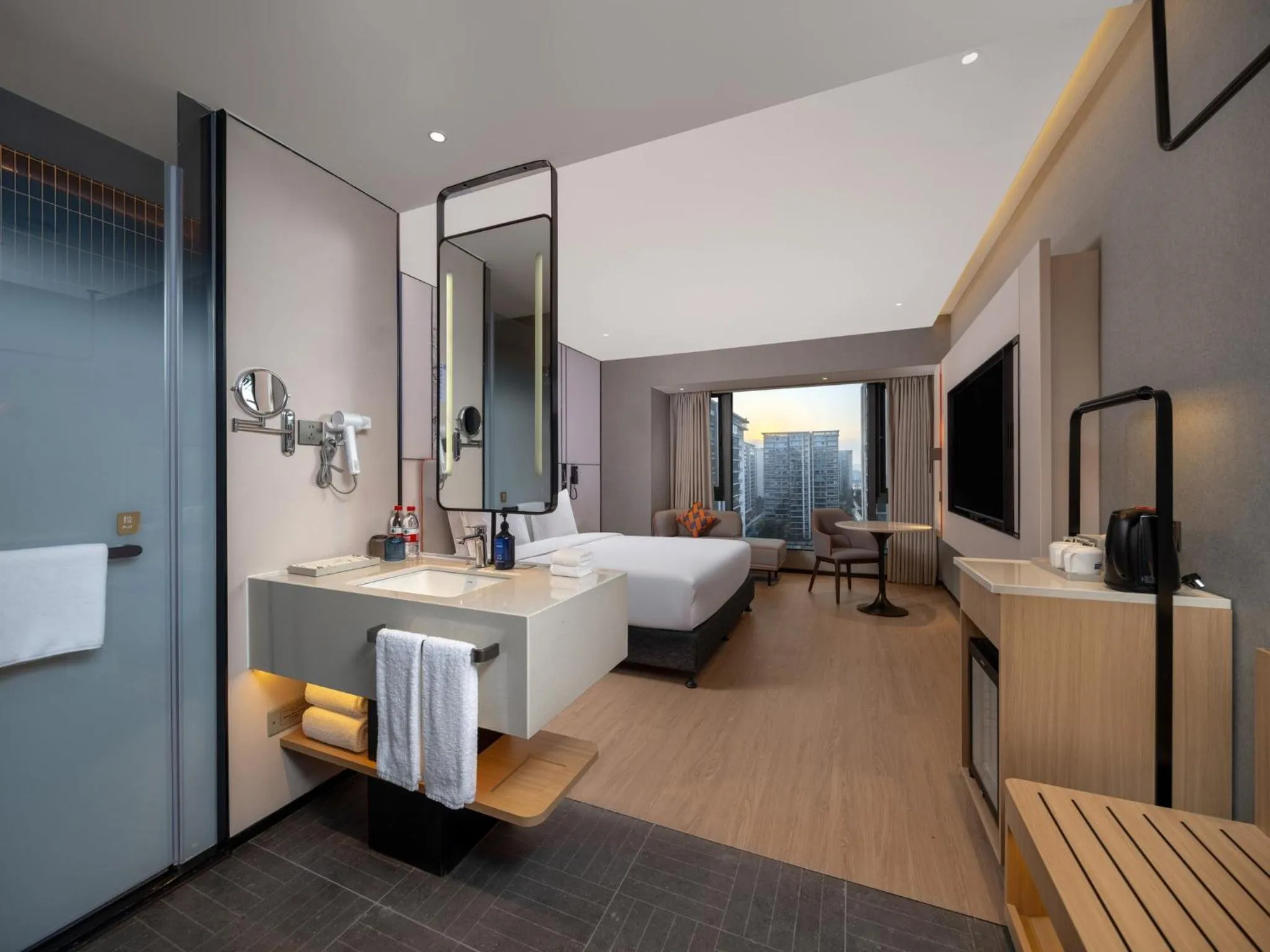 Photo of the whole room, Bed in Holiday Inn Express Chengdu Shuangliu Chuanda Road by IHG