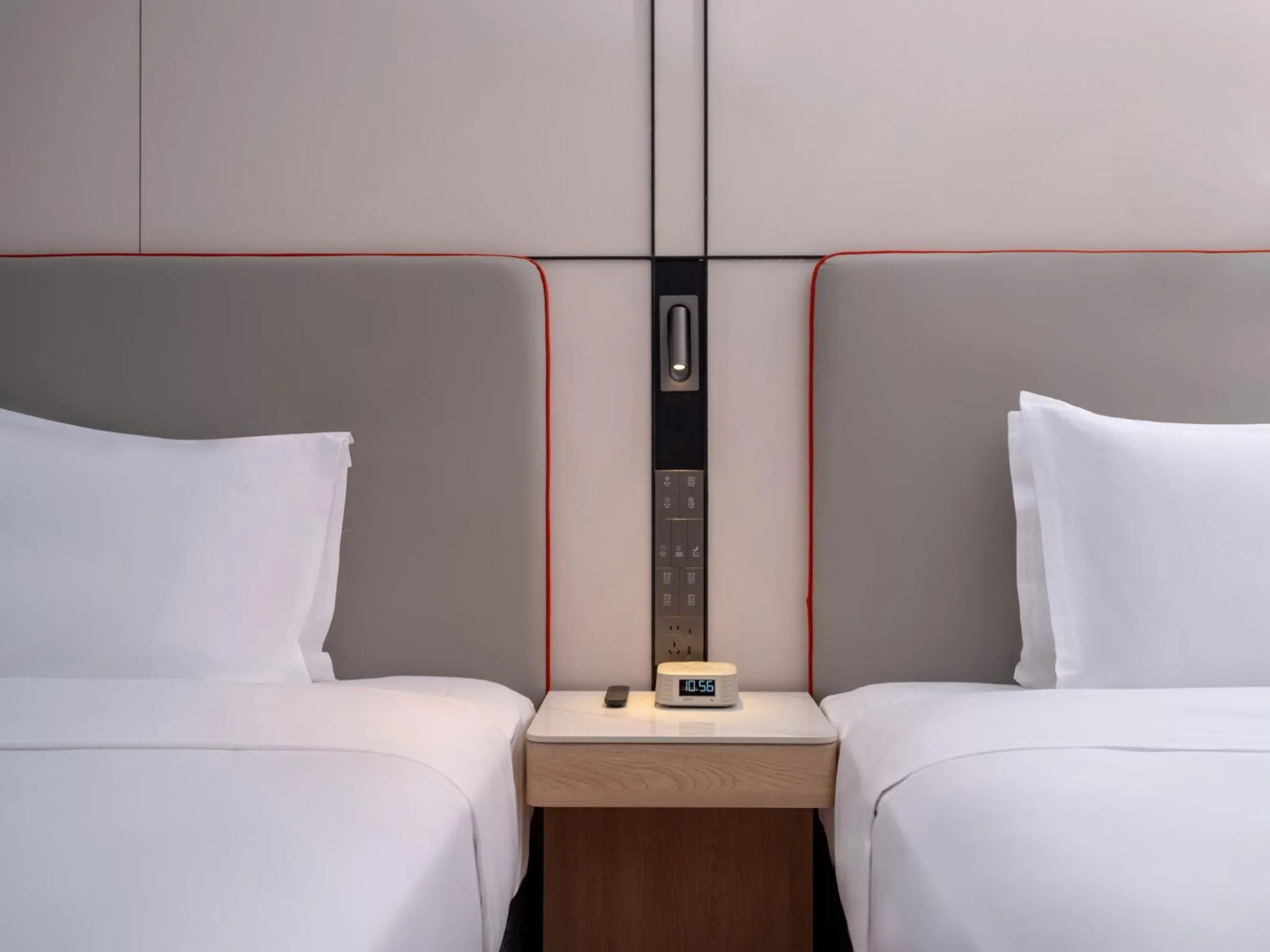 Photo of the whole room, Bed in Holiday Inn Express Chengdu Shuangliu Chuanda Road by IHG